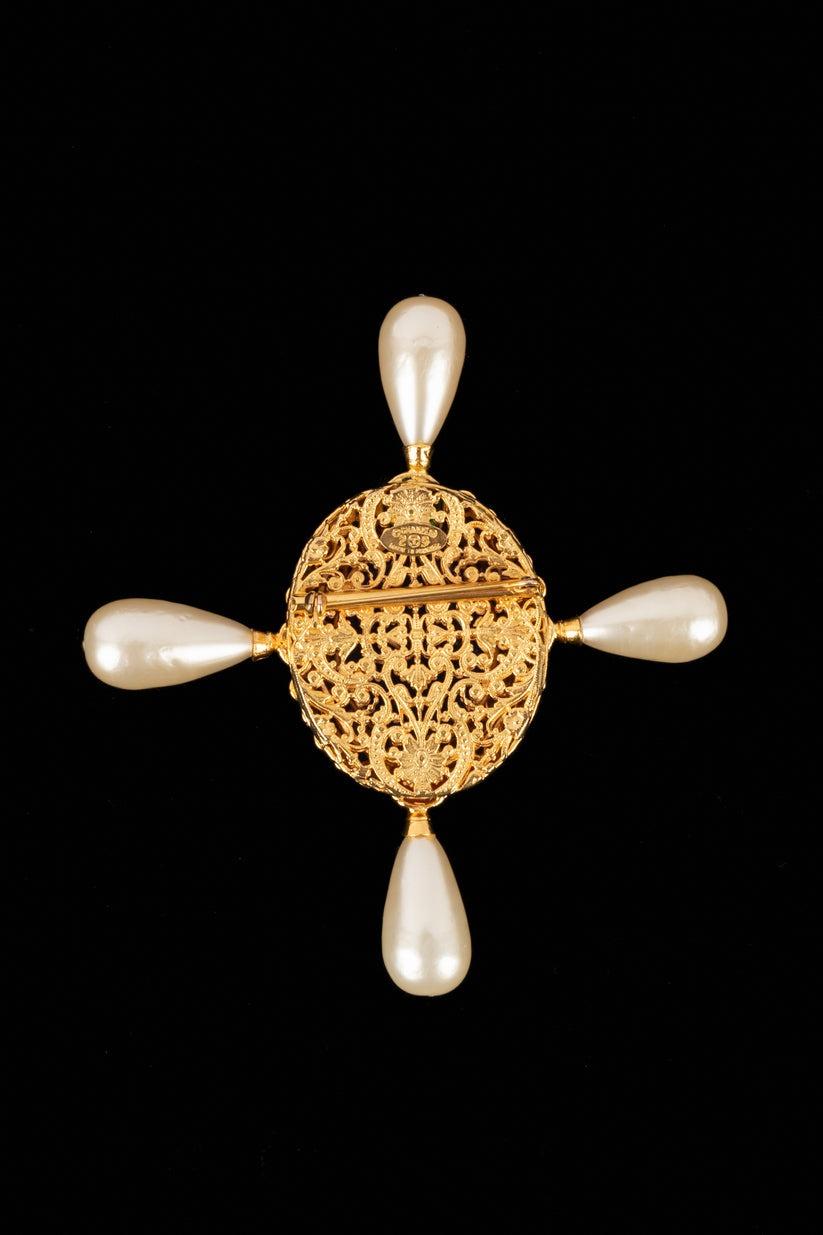 Chanel - (Fabricado en Francia) Broche de metal dorado con pasta de vidrio, strass y gotas nacaradas de fantasía. Colección 2cc9.

Más información:
Estado: Muy buen estado
Dimensiones: Altura: 13 cm
Periodo: Siglo XXI

Referencia del vendedor: BRB19