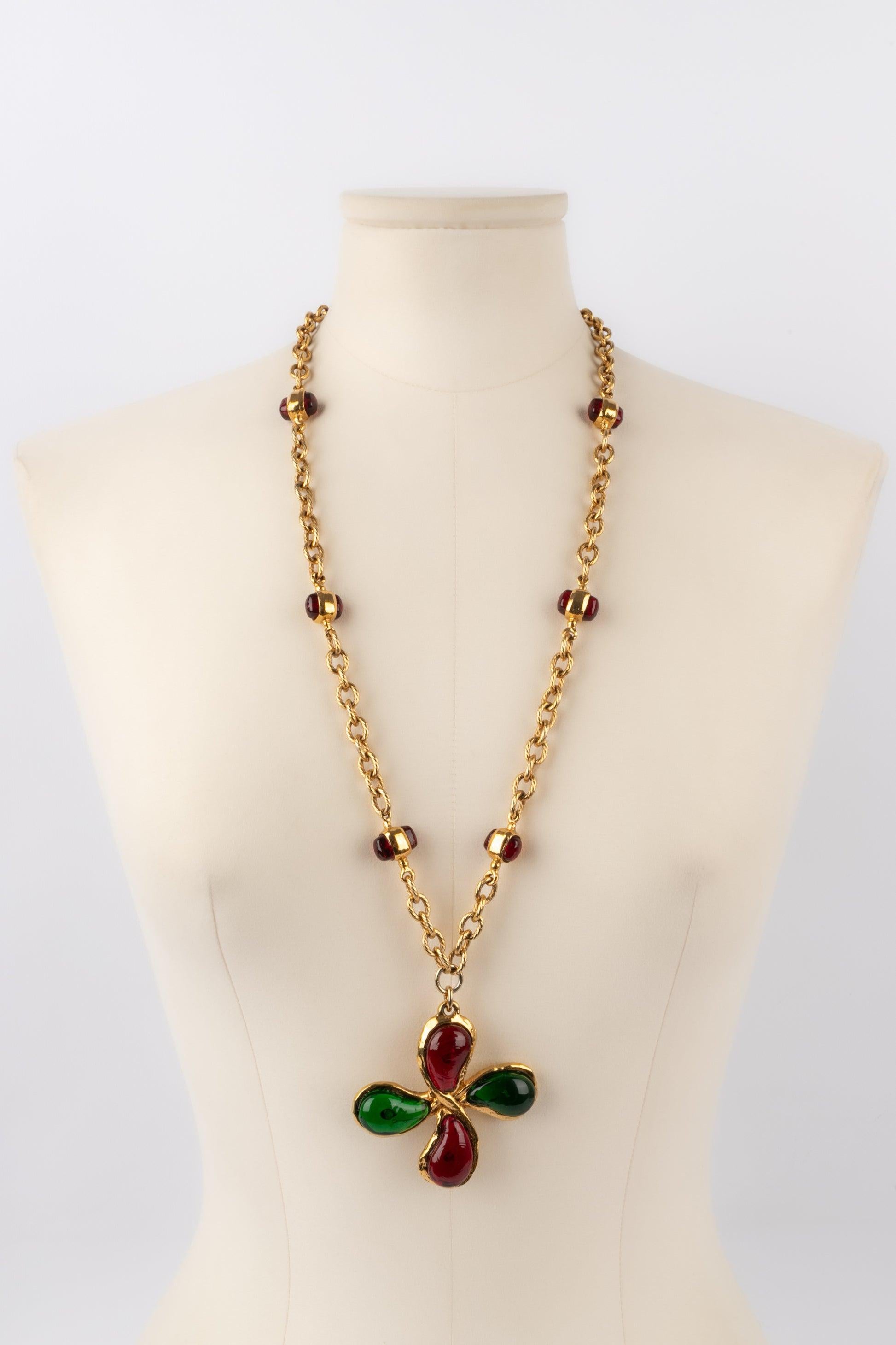 Chanel - (Made in France) Collier en métal doré avec pâte de verre. Bijoux du milieu des années 1980.

Informations complémentaires :
Condit : Très bon état.
Dimensions : Longueur : 74 cm
Période : 20ème siècle

Référence du vendeur : CB56
