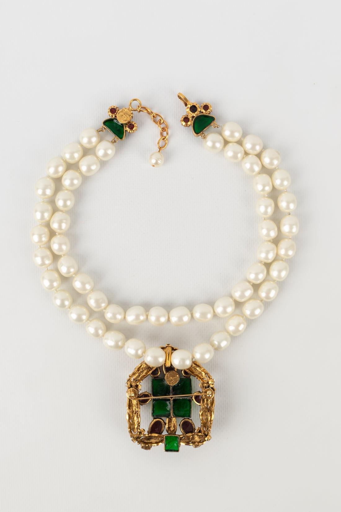 Chanel - (Made in France) Necklace with two rows of costume pearls, a golden metal brooch pendant, glass paste, and rhinestones.

Additional information:
Condition: Very good condition
Dimensions: Length: from 41 cm to 45 cm - Height: 6.5 cm

Seller