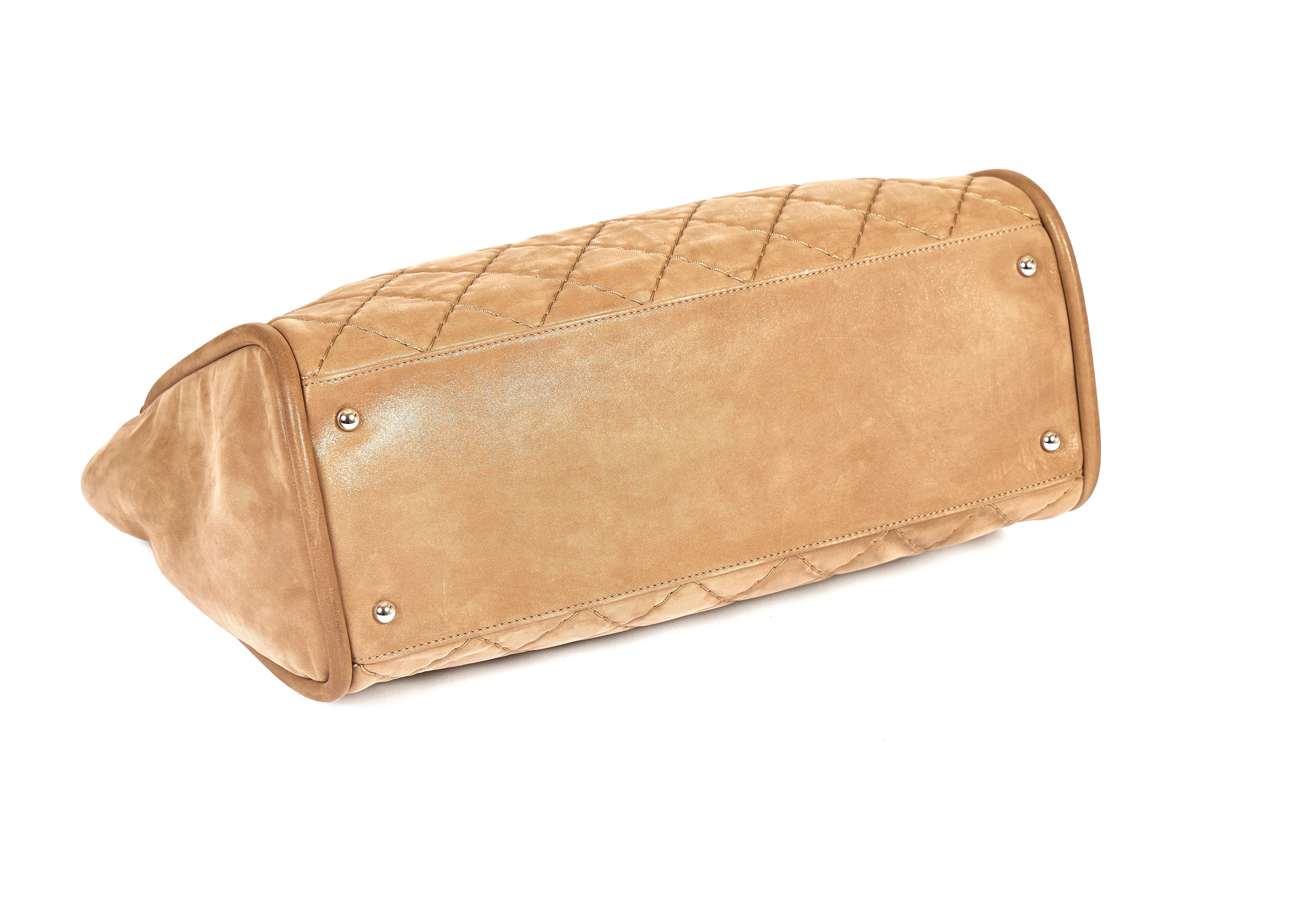 Borsa a tracolla Chanel in Nabuk smaltato beige In condizioni buone a West Hollywood, CA
