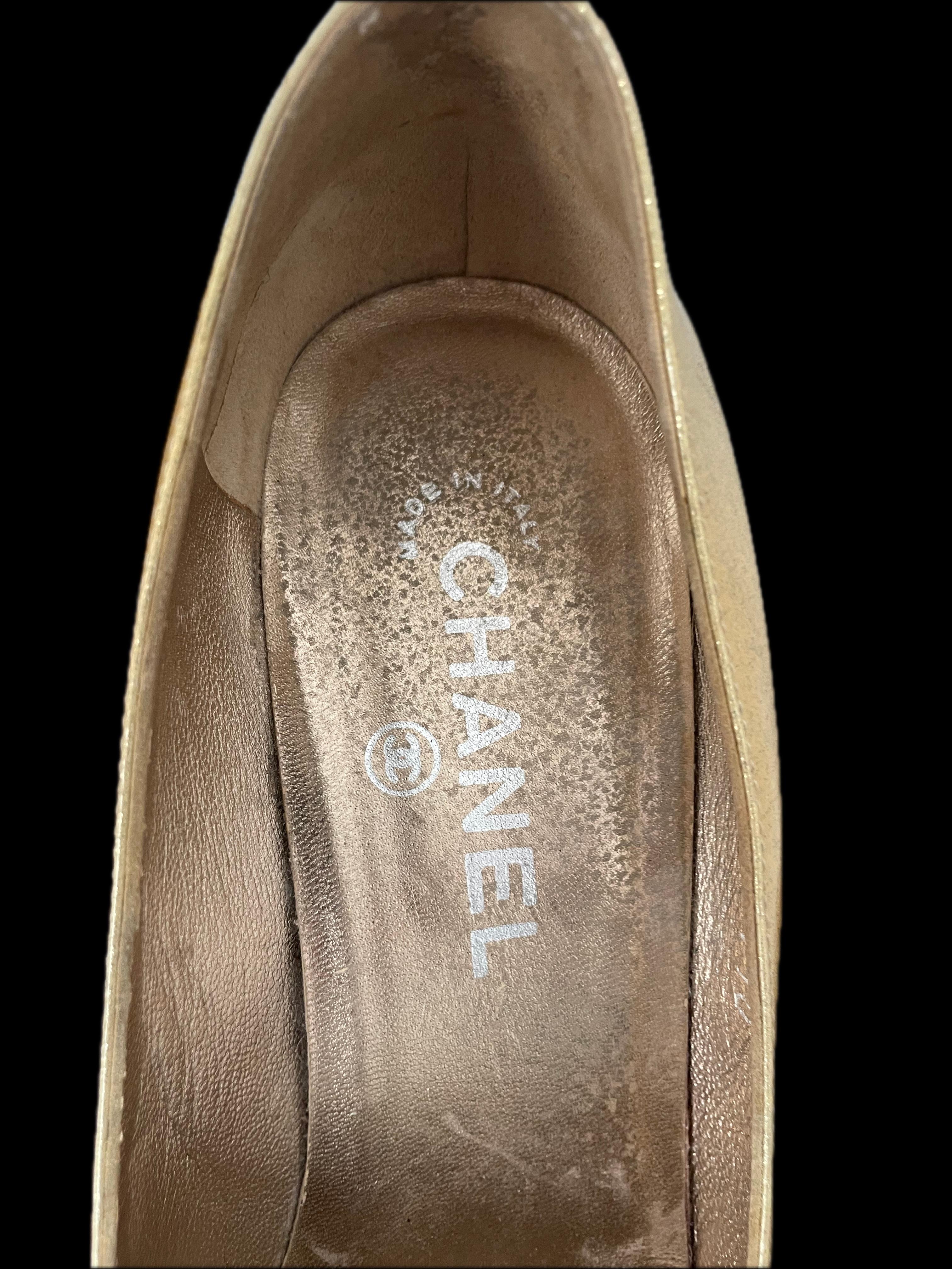 Chanel Glitter Pump and layering Heel design   In Good Condition For Sale In Toronto, CA
