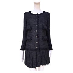 Campagne publicitaire « Globalization » de CHANEL : nouvelle robe-veste en tweed noir, taille 36 FR