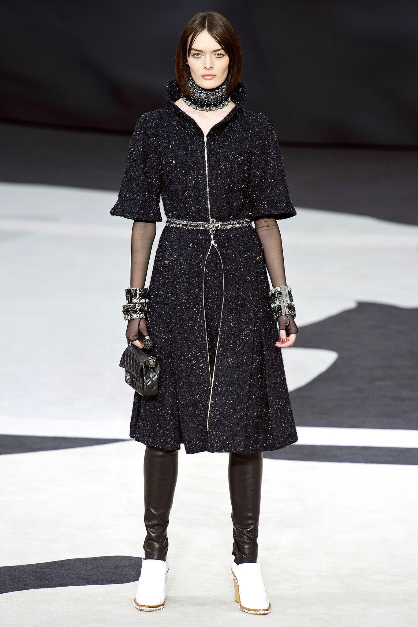 Women's or Men's Chanel Globalization Black Shimmer Tweed Jacket Dress 40 FR For Sale