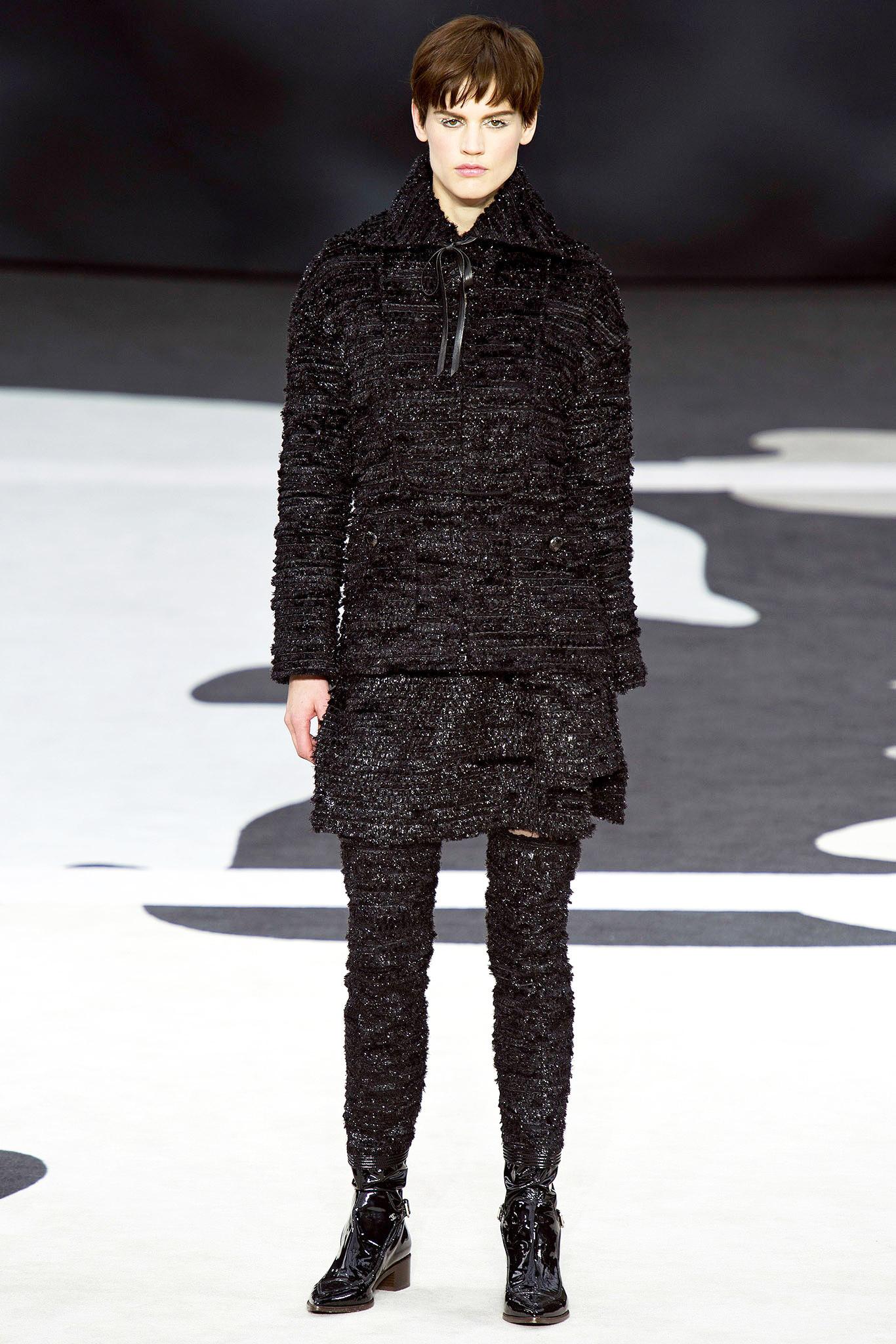 Splendida giacca Chanel in tweed nero ~ dalla Runway of GLOBALIZATION Collection del Maestro Lagerfeld
- Pulsanti CC logo Globe
- fiocco in pelle sul colletto
- fodera in seta tono su tono con camelie, maglia a catena sull'orlo
Taglia 36 FR.