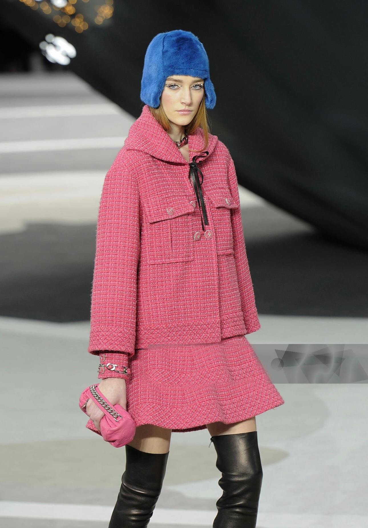 Iconic Chanel pink jackets  from Runway of GLOBALIZATION Collection by Karl Lagerfeld, 2013 Fall
- CC logo buttons
- ! stunning tweed pink shade
- tonal silk lining,  chain link at hem
Size mark 46 FR / Condition is pristine