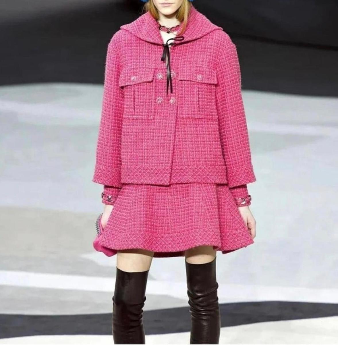 Chanel Globalization Runway CC Buttons Soft Pink Tweed Jacket 46 FR In Excellent Condition In Dubai, AE