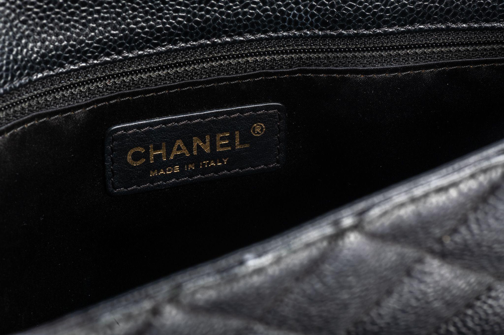 Chanel GMT Sac à main noir caviar doré en vente 7