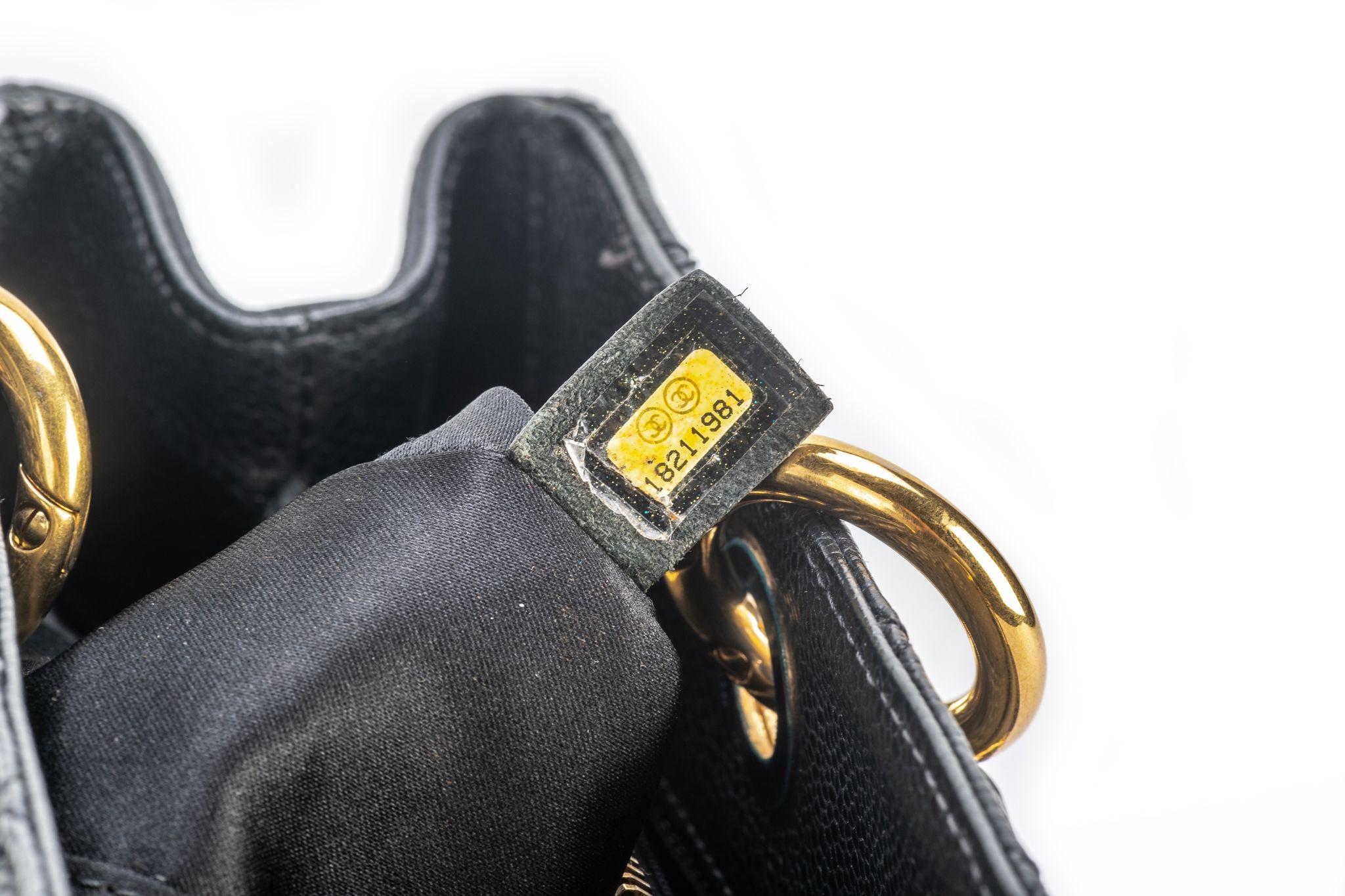 Chanel GMT Sac à main noir caviar doré en vente 9