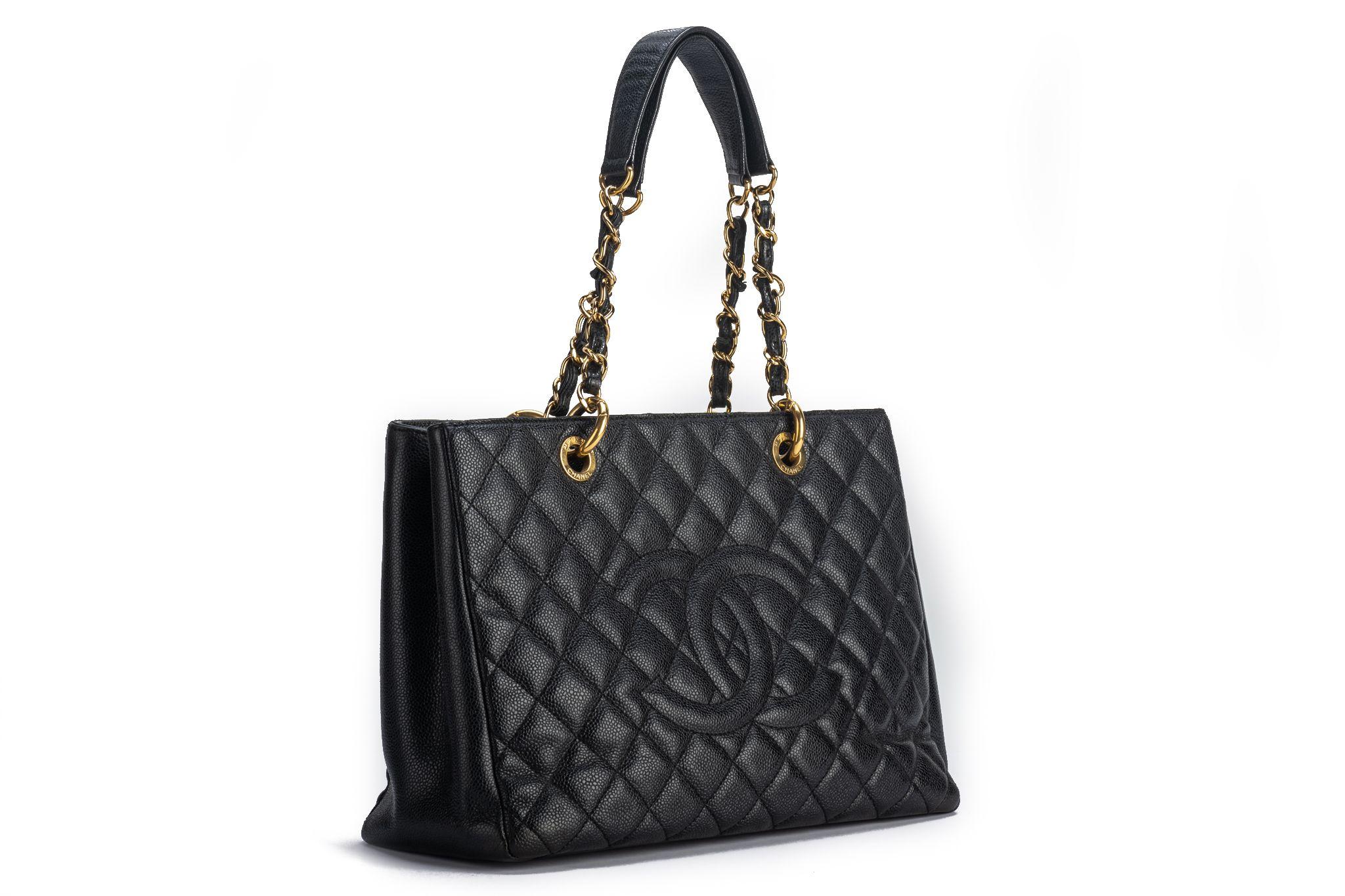 Le grand sac à main classique de Chanel en cuir caviar noir et accessoires dorés. Epaule tombante 8.5