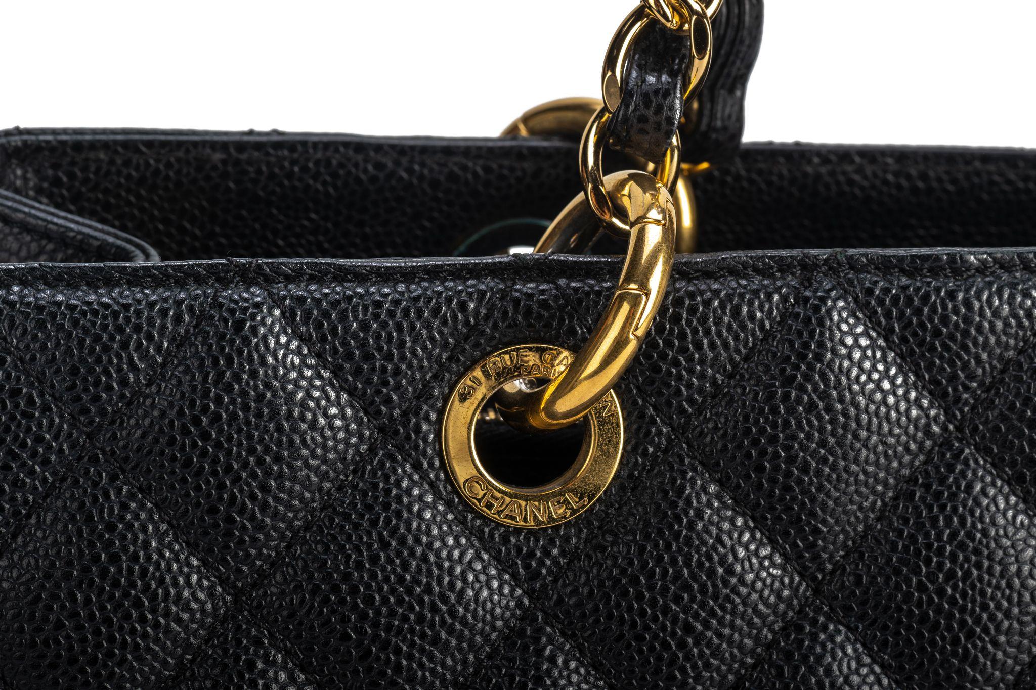 Chanel GMT Sac à main noir caviar doré en vente 2