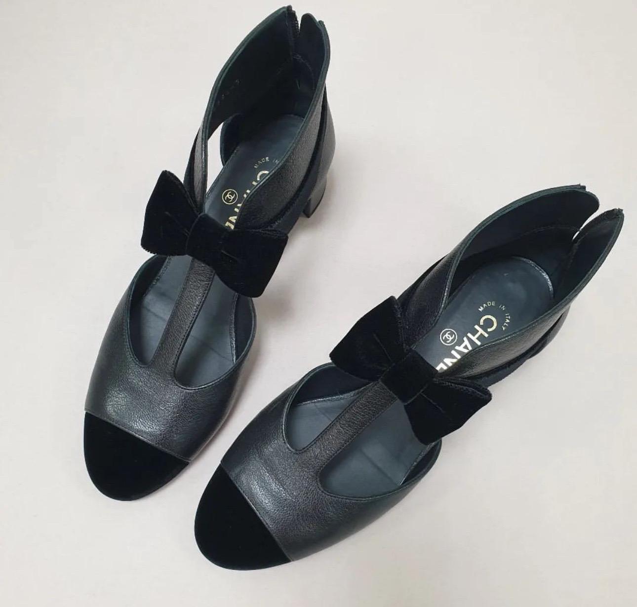 CHANEL Goatskin Velvet Cap Toe CC Bow Cut Out Ankle Boots In Good Condition In Krakow, PL