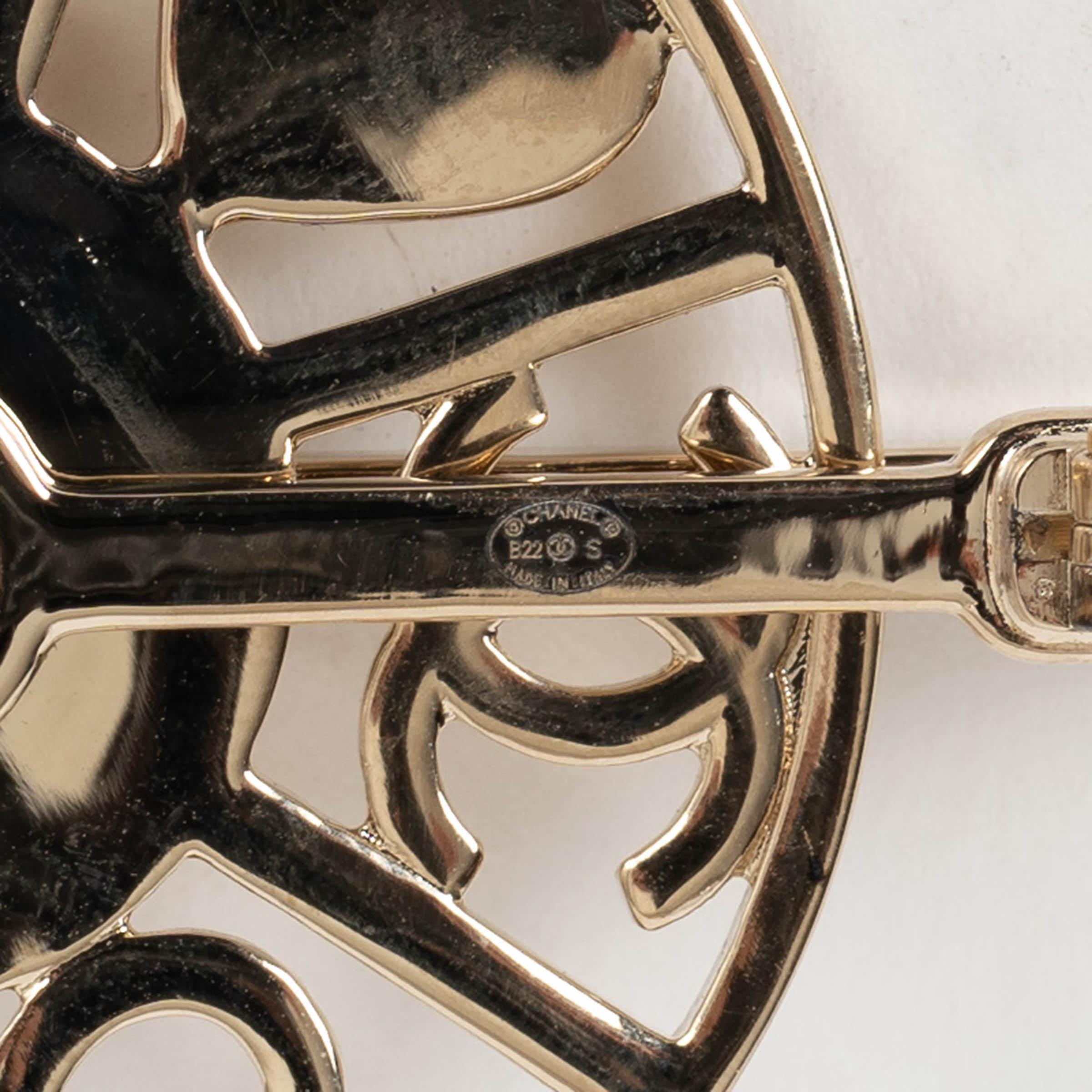 CHANEL gold 22S SPINNING WHEEL PEARL & STRASS Brooch For Sale 1