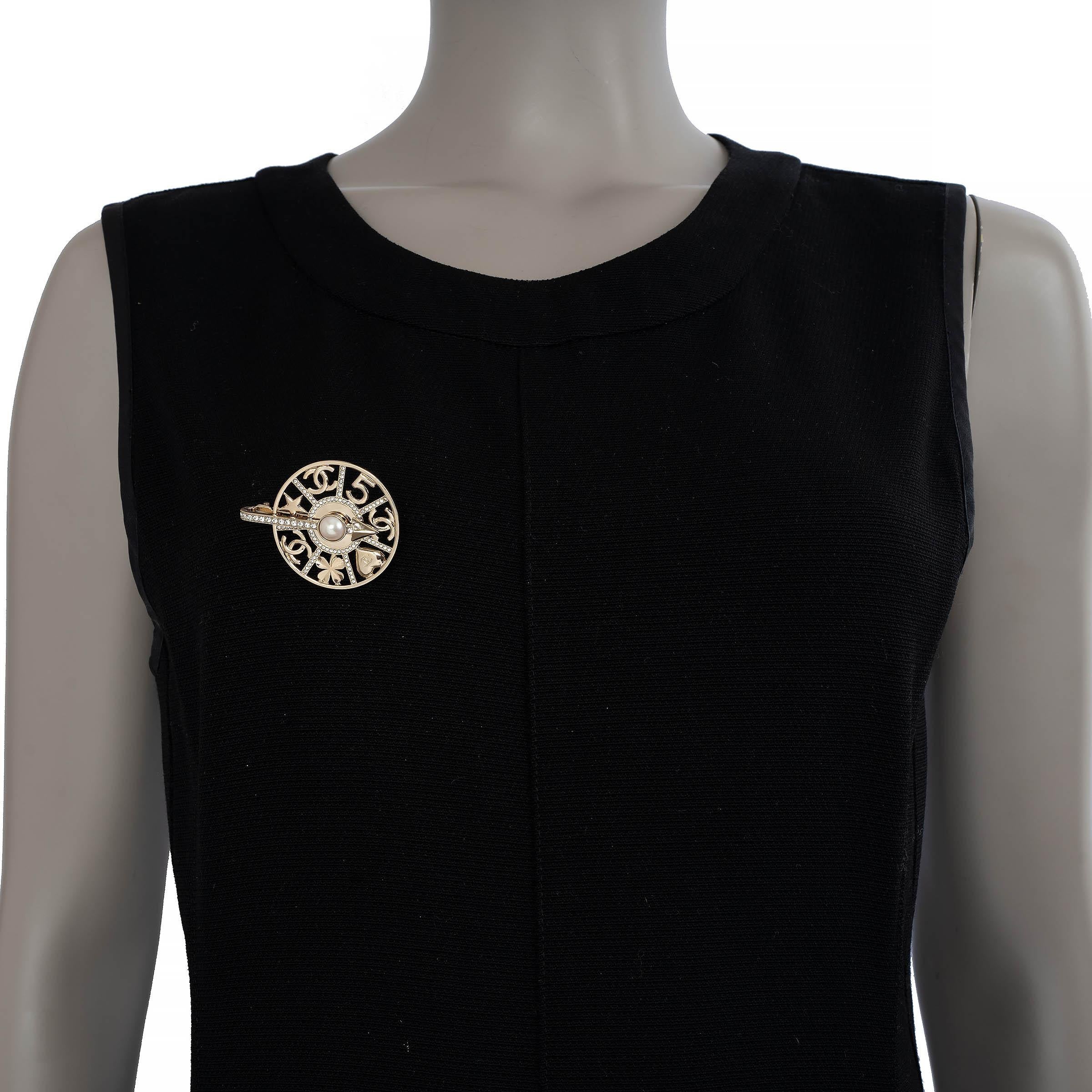 CHANEL gold 22S SPINNING WHEEL PEARL & STRASS Brooch For Sale 2