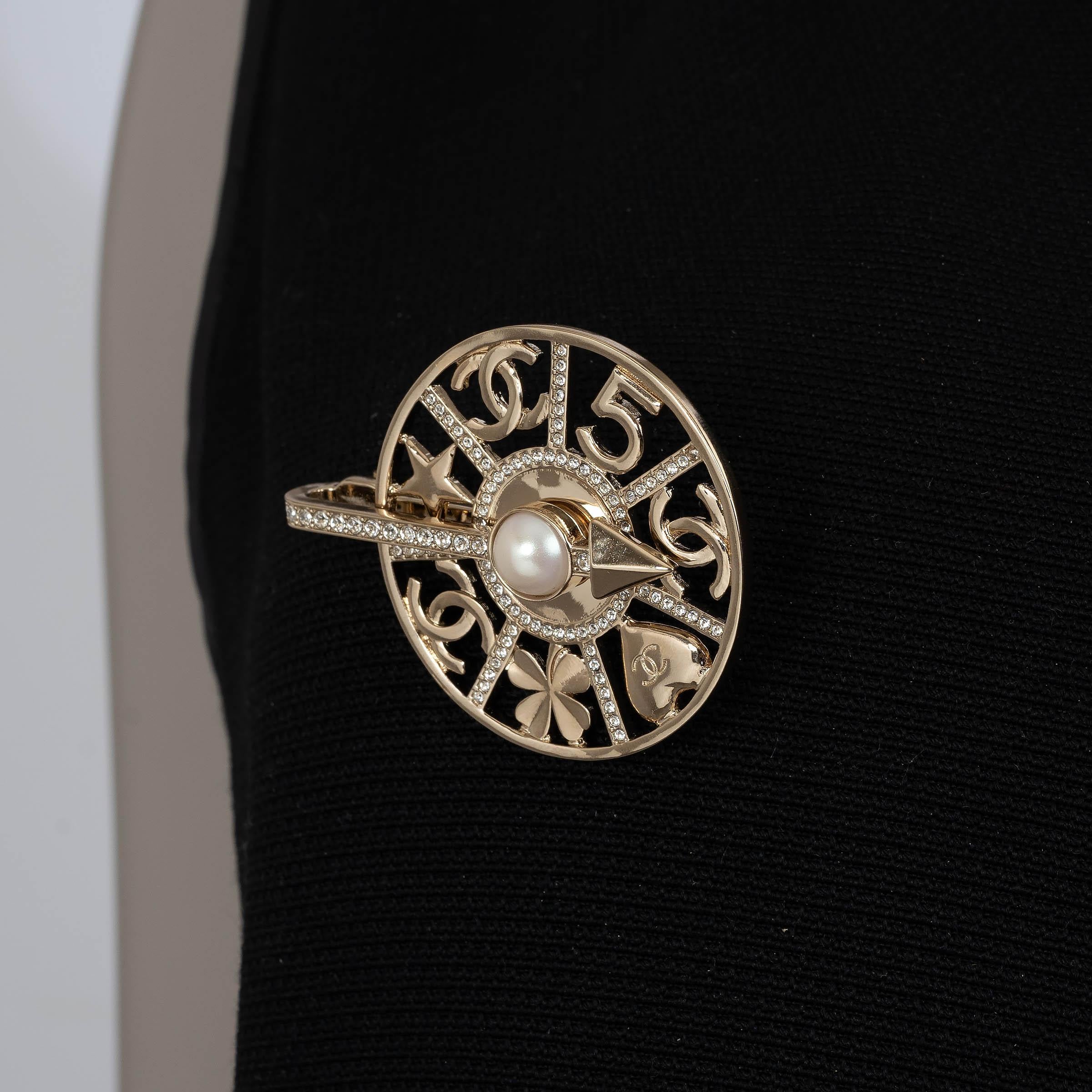 CHANEL gold 22S SPINNING WHEEL PEARL & STRASS Brooch For Sale 3