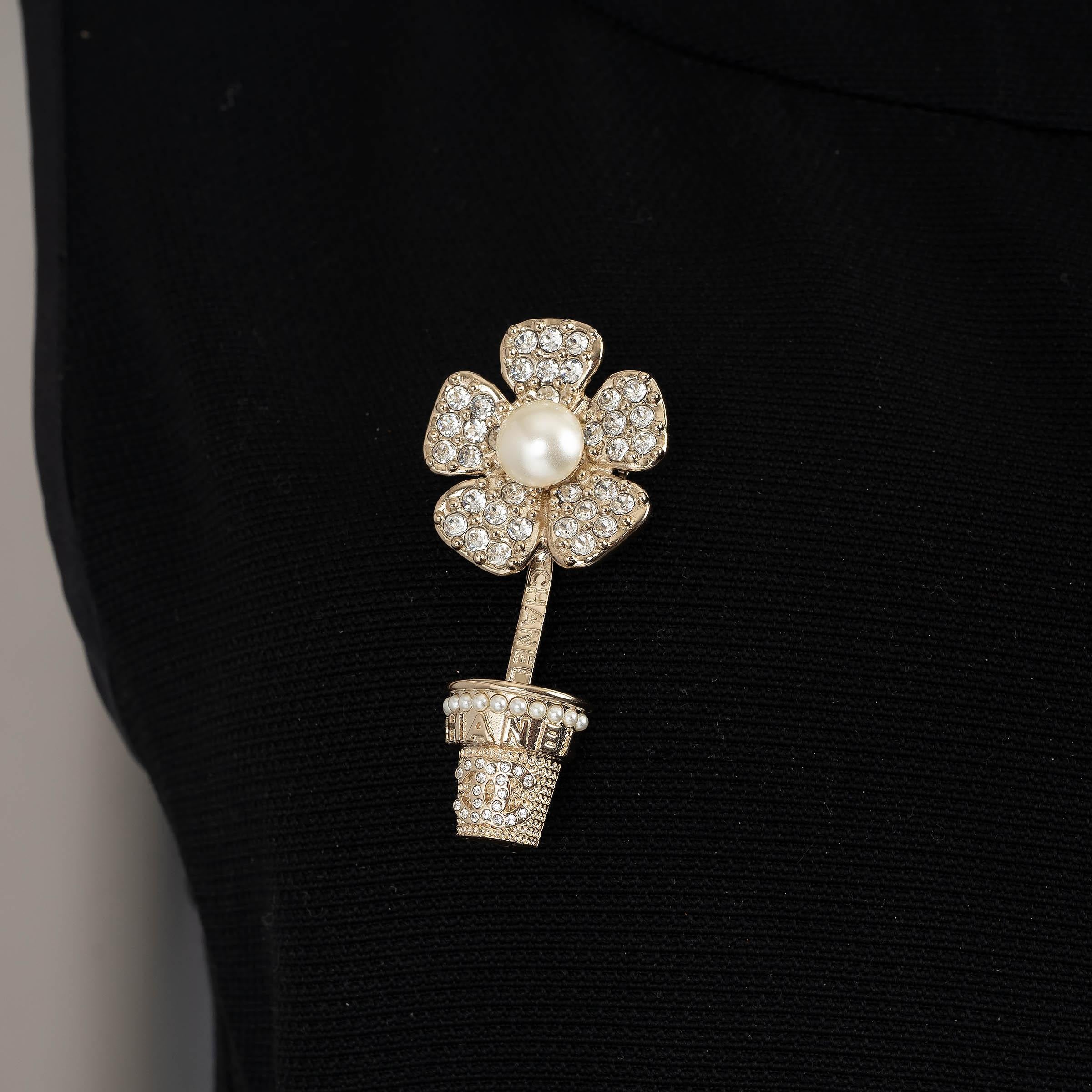 CHANEL gold 23S POTTED FLOWER PEARL & STRASS Brooch For Sale 2