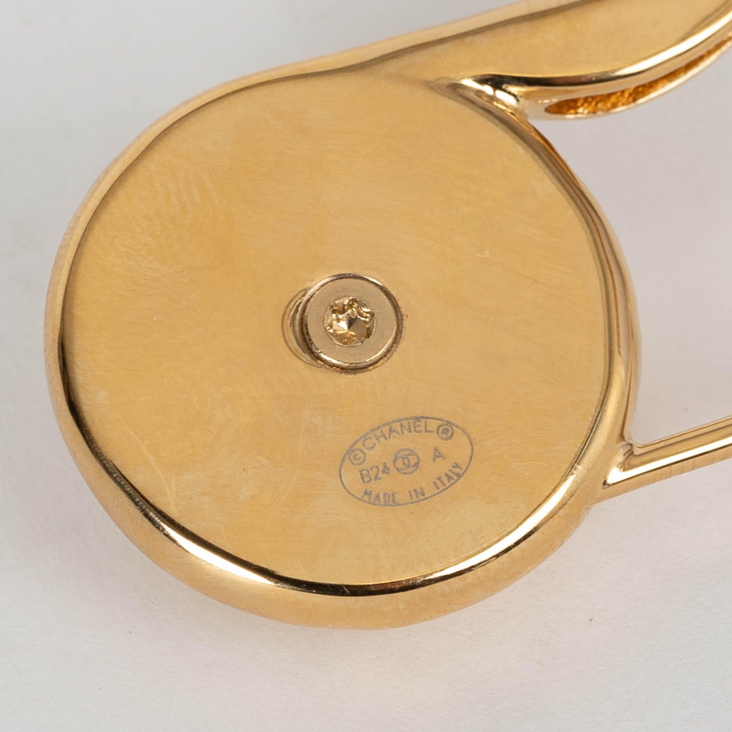 Women's CHANEL gold 24A MANCHESTER PEARL SAFTY PIN Brooch For Sale