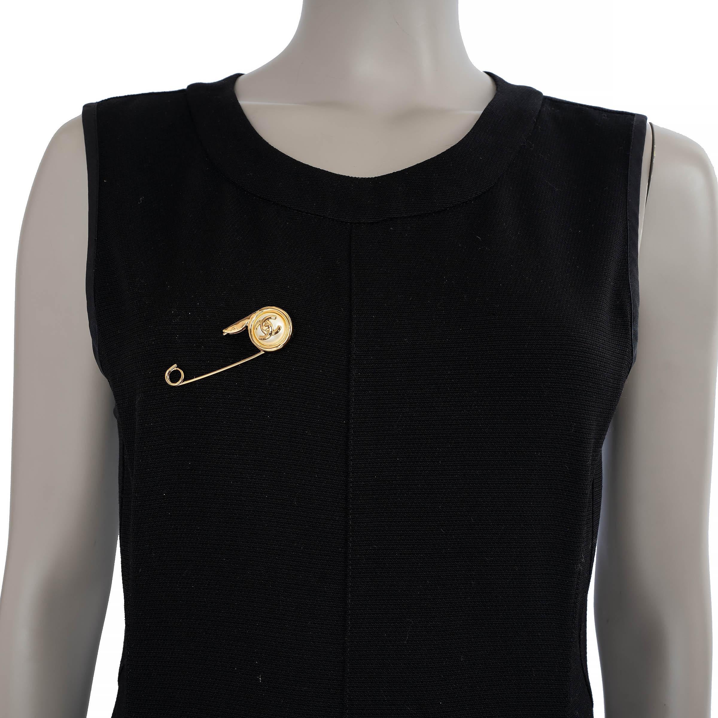 CHANEL gold 24A MANCHESTER PEARL SAFTY PIN Brooch For Sale 1