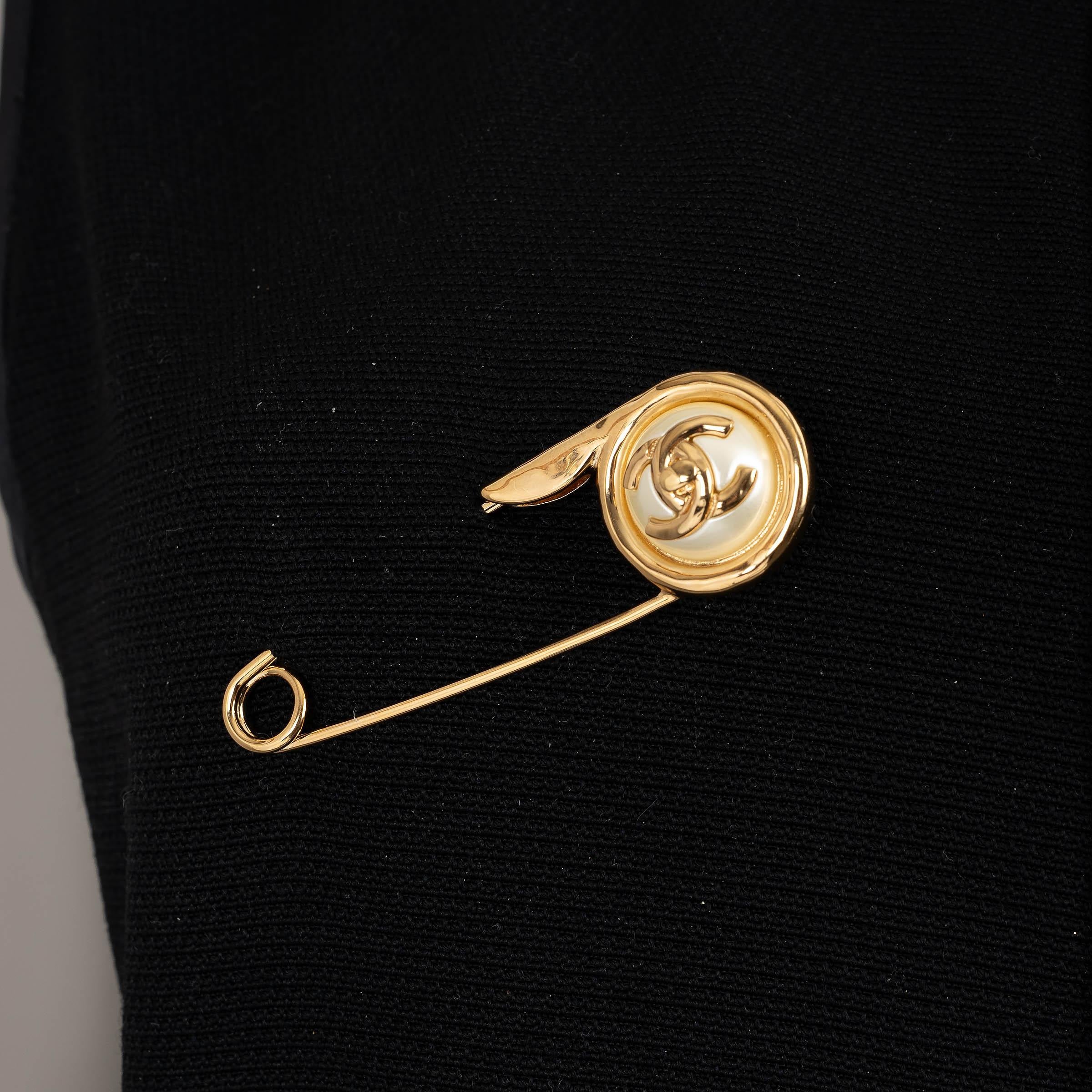 CHANEL gold 24A MANCHESTER PEARL SAFTY PIN Brooch For Sale 2