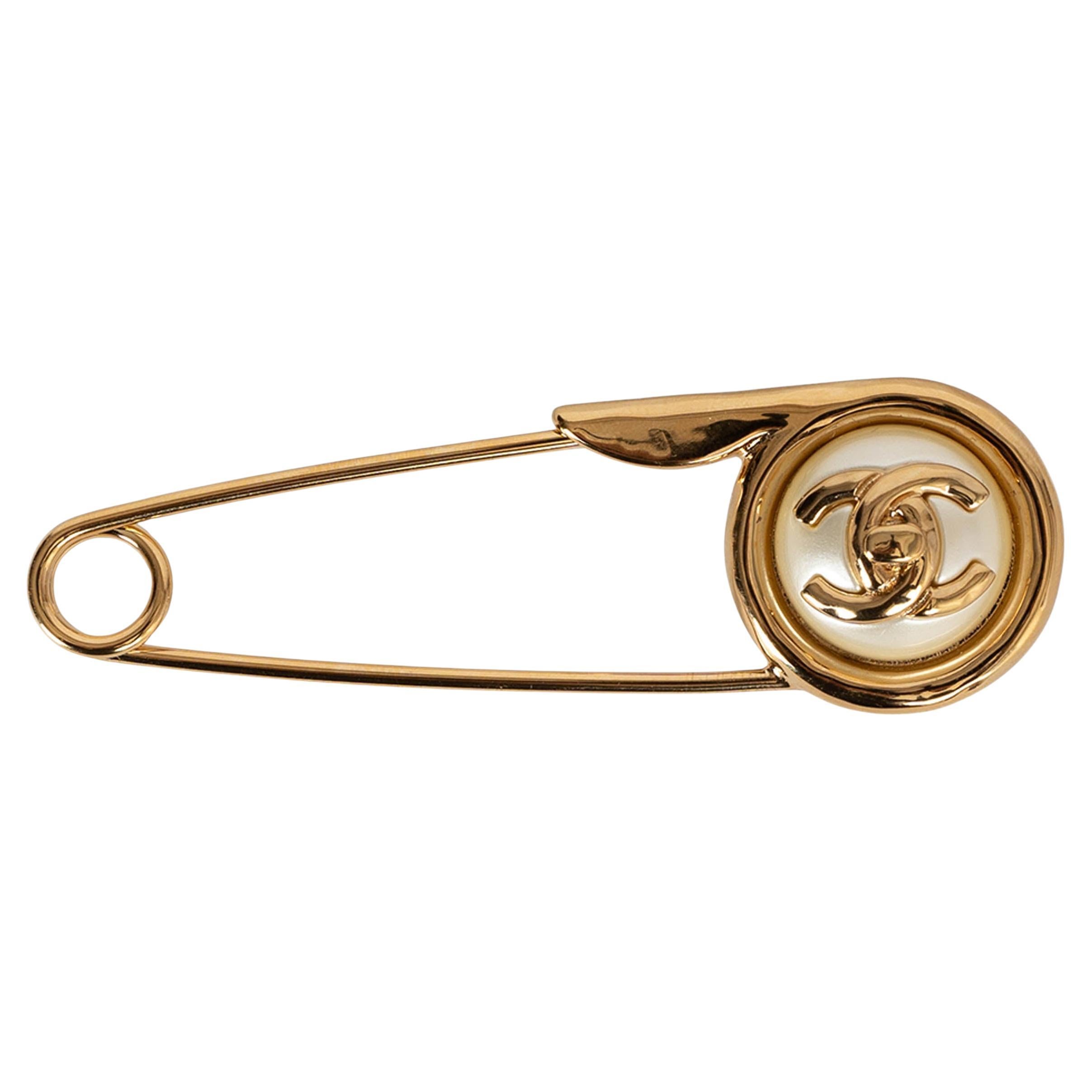 CHANEL gold 24A MANCHESTER PEARL SAFTY PIN Brooch For Sale