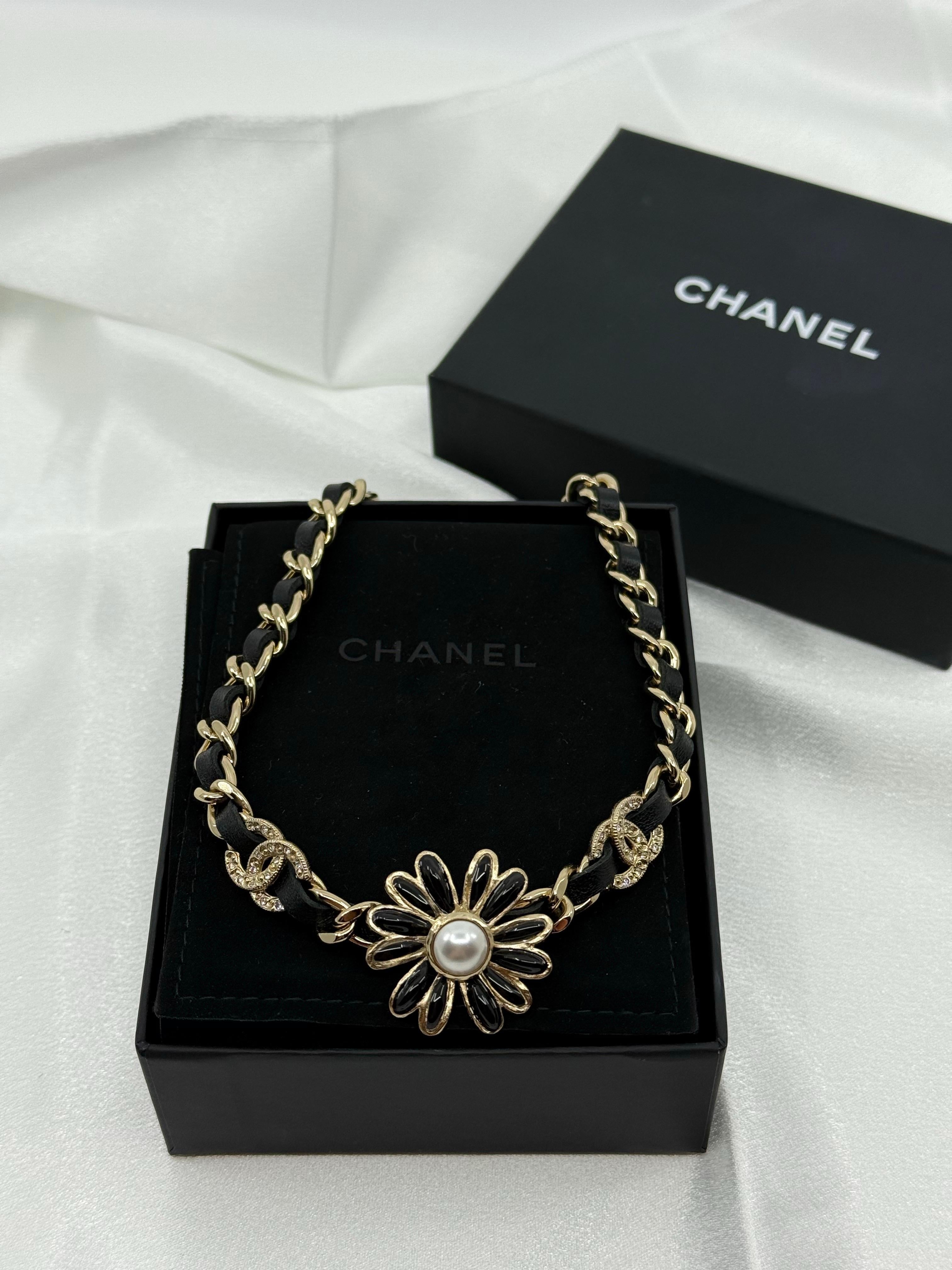 CHANEL Collana Chanel in pelle con cristalli neri e oro a forma di margherita in vendita 6
