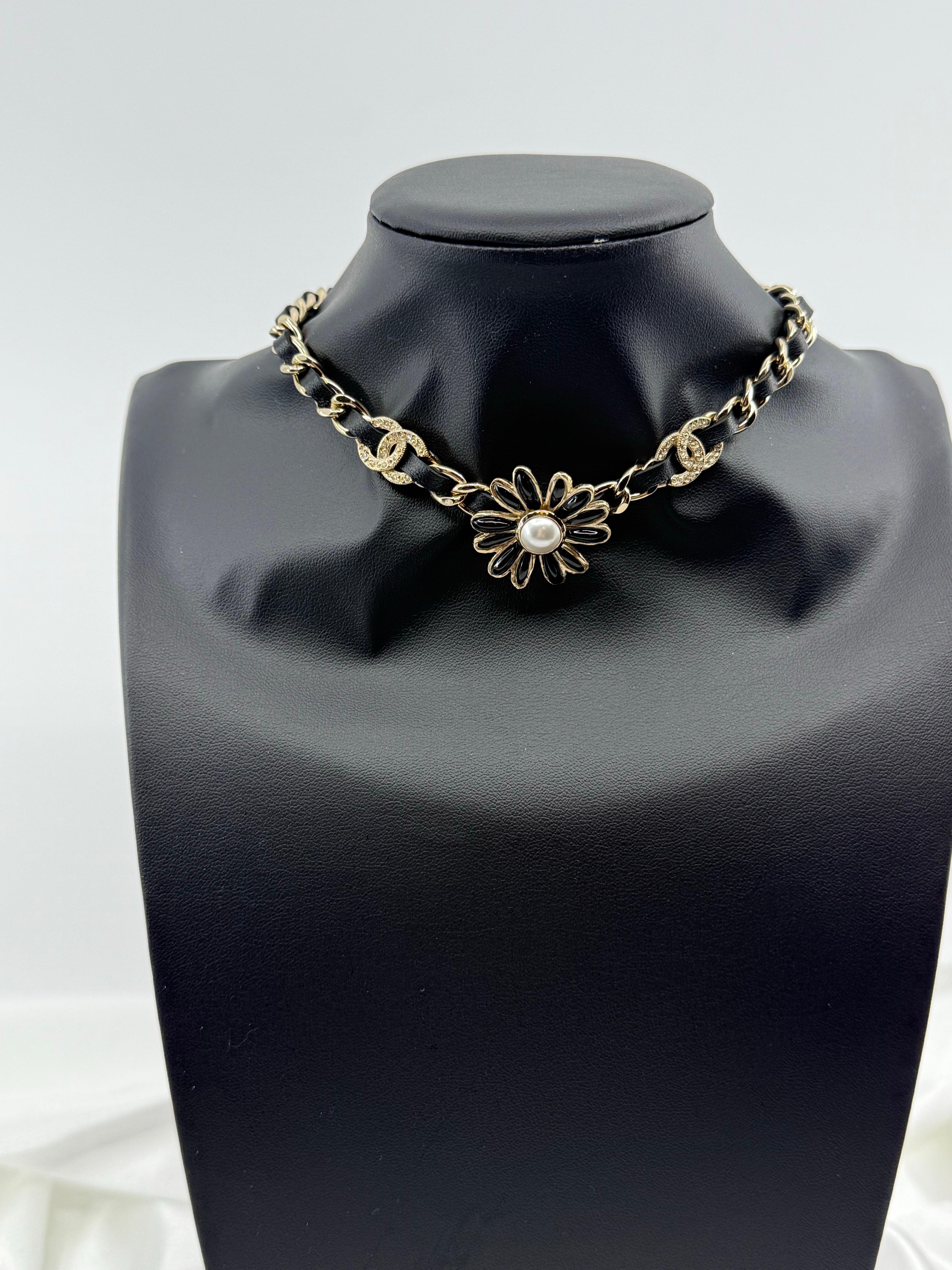 CHANEL Collana Chanel in pelle con cristalli neri e oro a forma di margherita in vendita 7