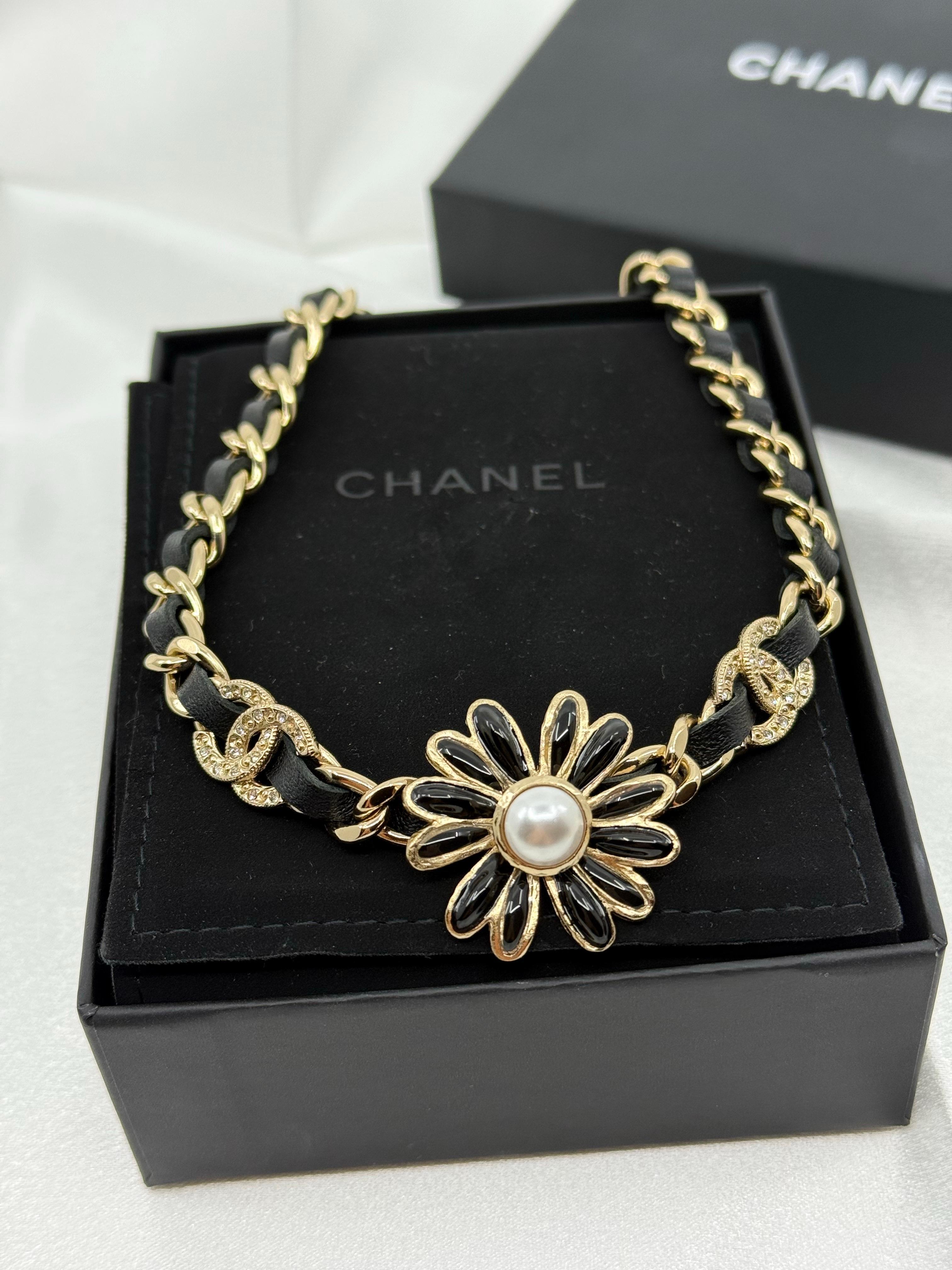 DETTAGLI:
Marchio di garanzia: CHANEL
Prodotto in Francia
Collezione 2022
La collana è in buone condizioni e presenta un'usura minima.
Misure: lunghezza regolabile da 6 a 8 pollici
Viene fornito con scatola

INFORMAZIONI IMPORTANTI:
Questo articolo