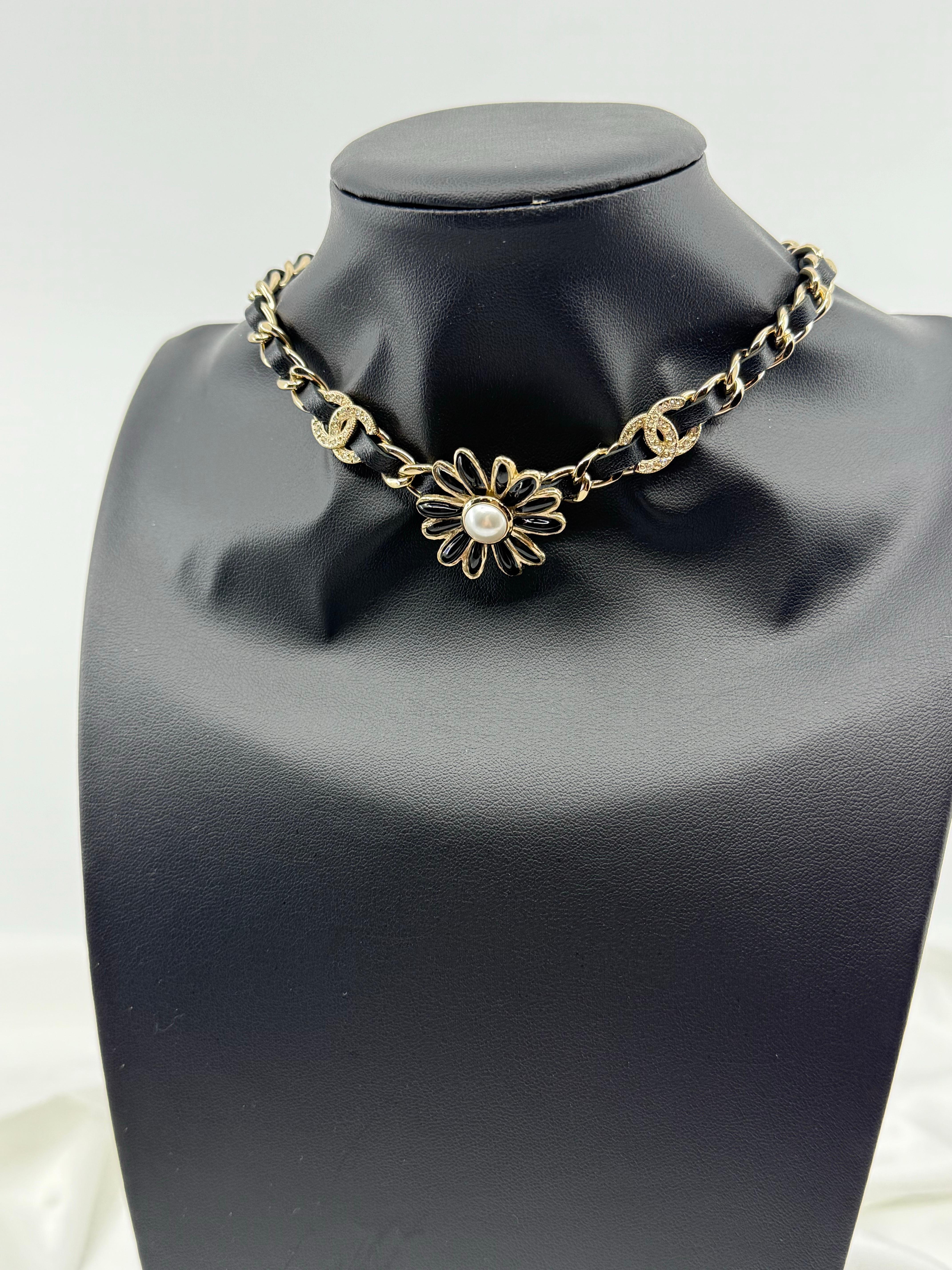 CHANEL Collana Chanel in pelle con cristalli neri e oro a forma di margherita In condizioni buone in vendita a Bellevue, WA