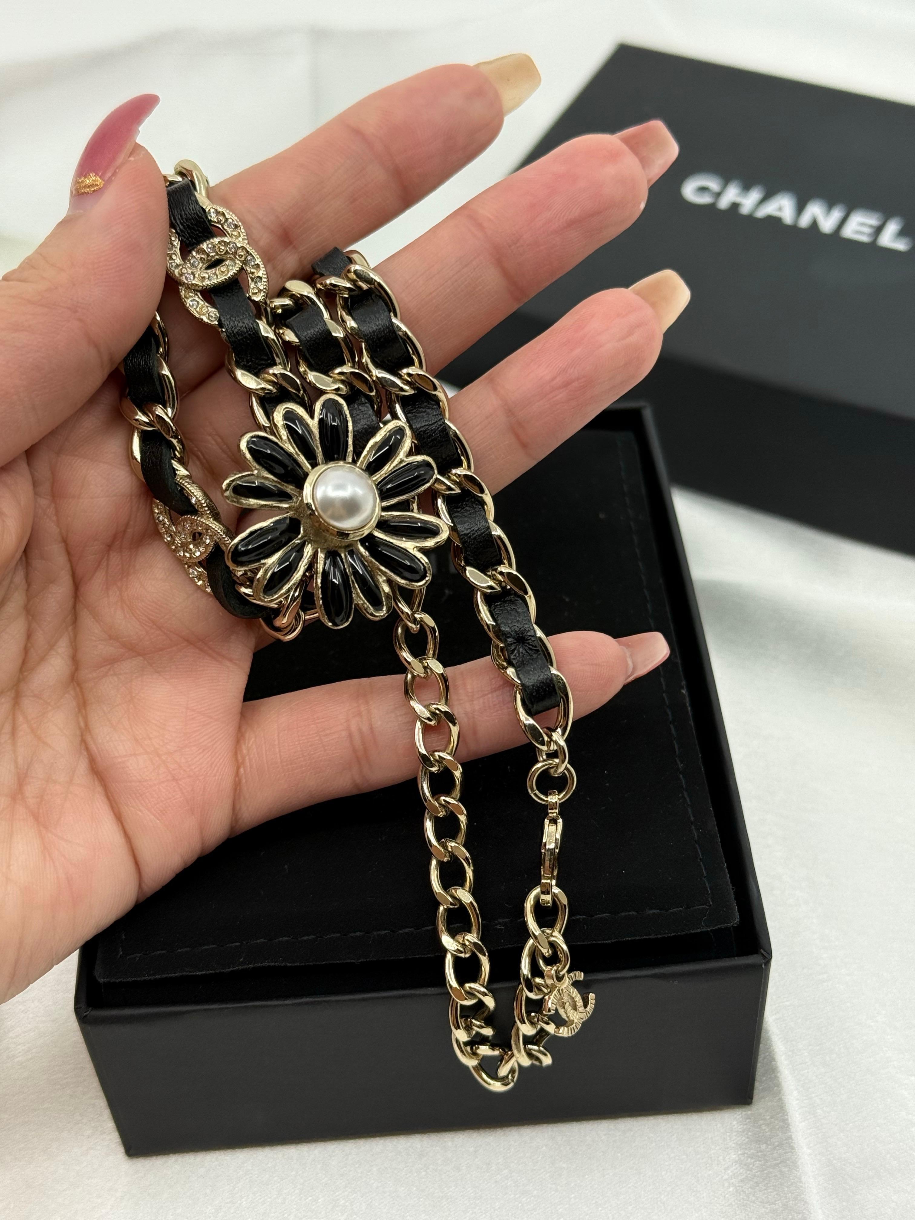 da uomo o donna CHANEL Collana Chanel in pelle con cristalli neri e oro a forma di margherita in vendita