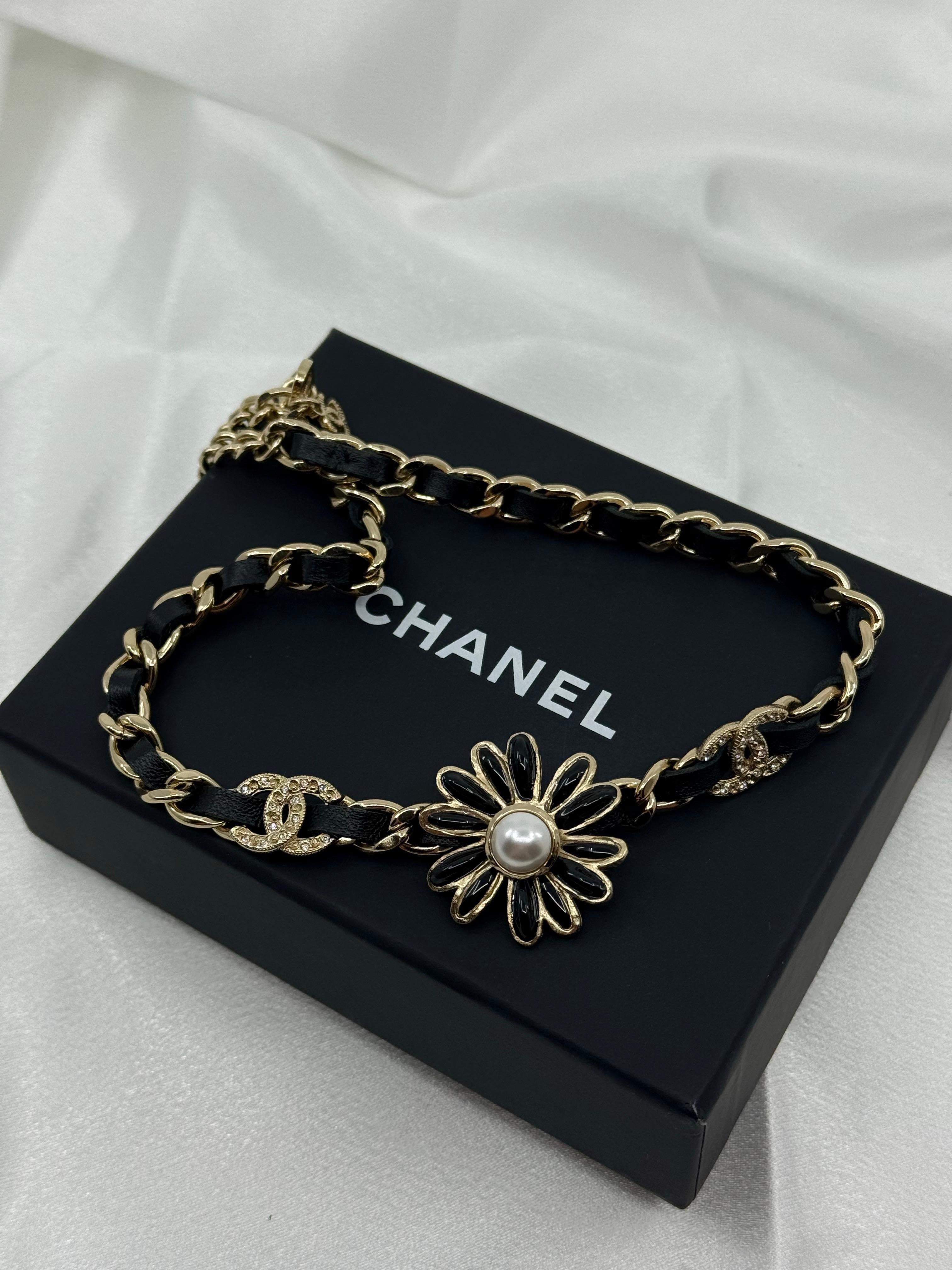 CHANEL Collana Chanel in pelle con cristalli neri e oro a forma di margherita in vendita 1