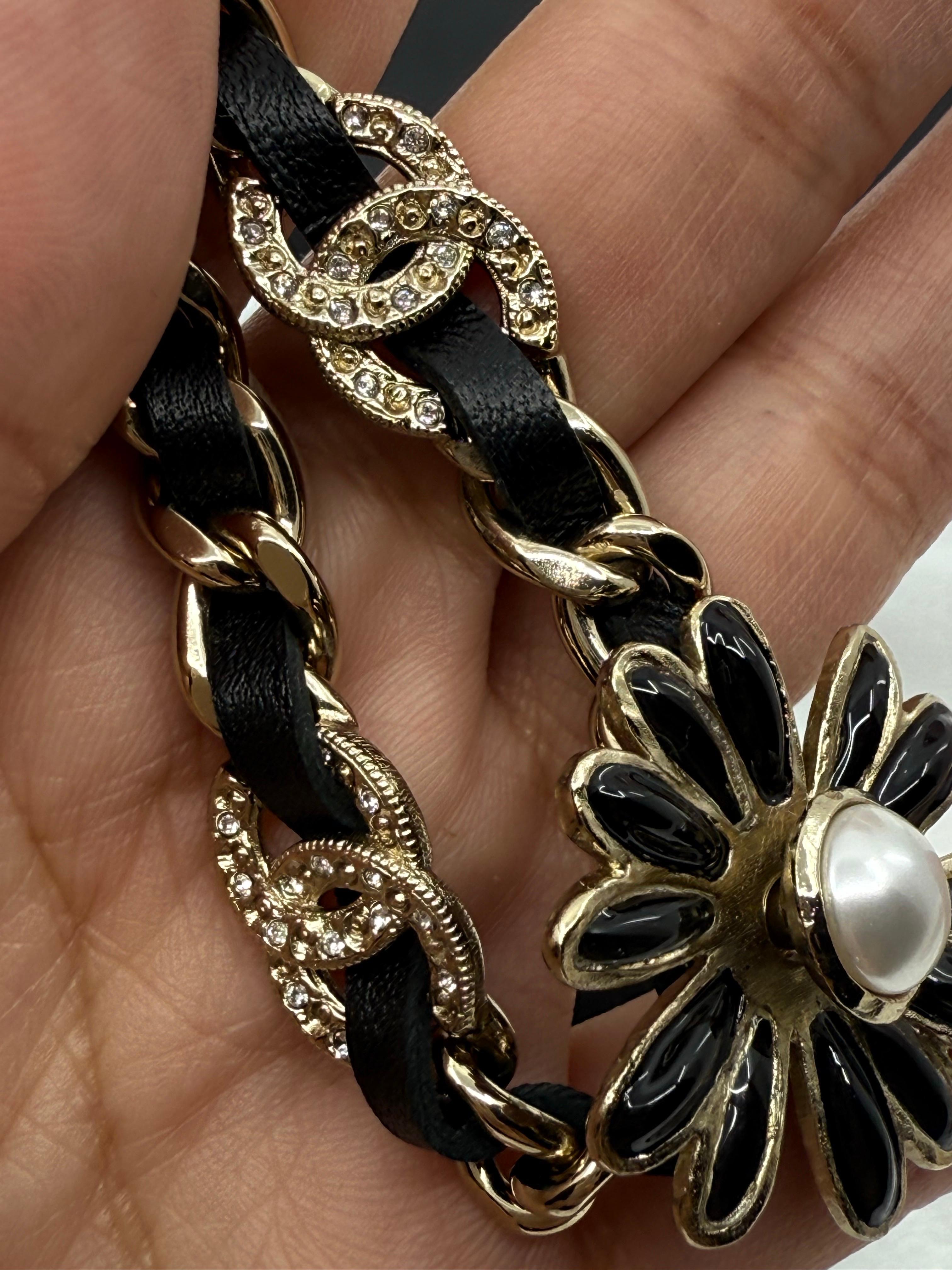 CHANEL Collana Chanel in pelle con cristalli neri e oro a forma di margherita in vendita 2