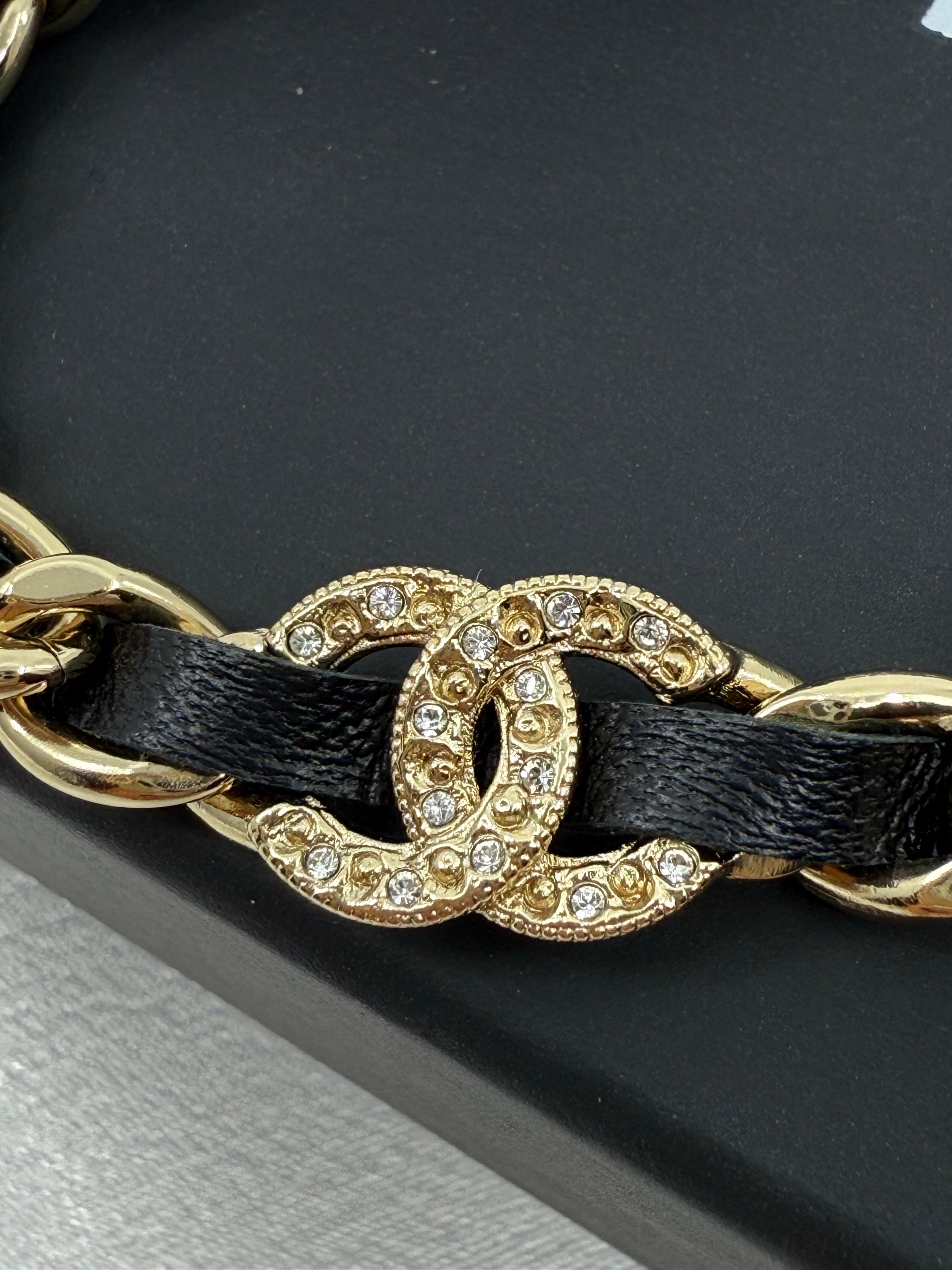 CHANEL Collana Chanel in pelle con cristalli neri e oro a forma di margherita in vendita 3