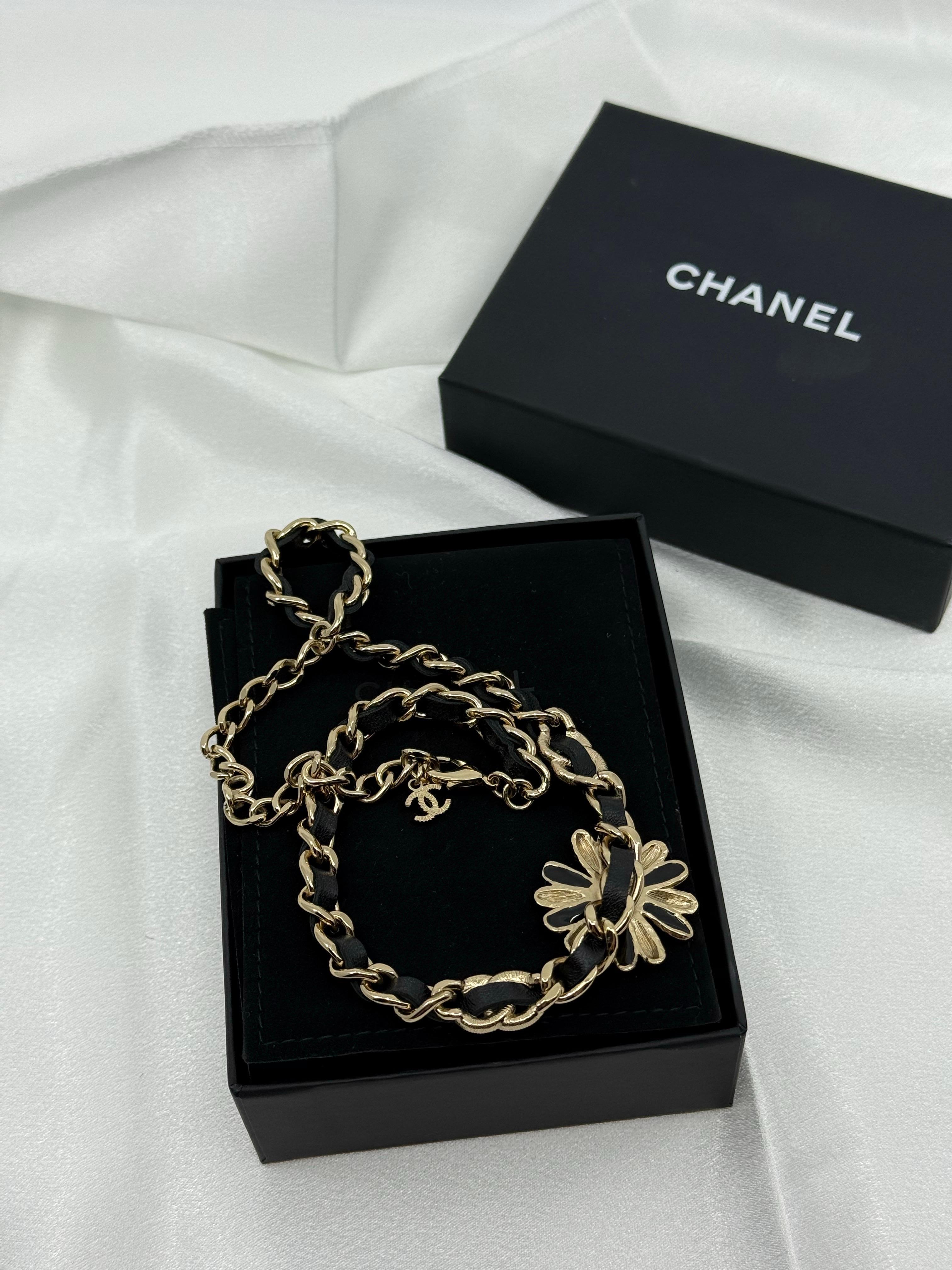 CHANEL Collana Chanel in pelle con cristalli neri e oro a forma di margherita in vendita 4