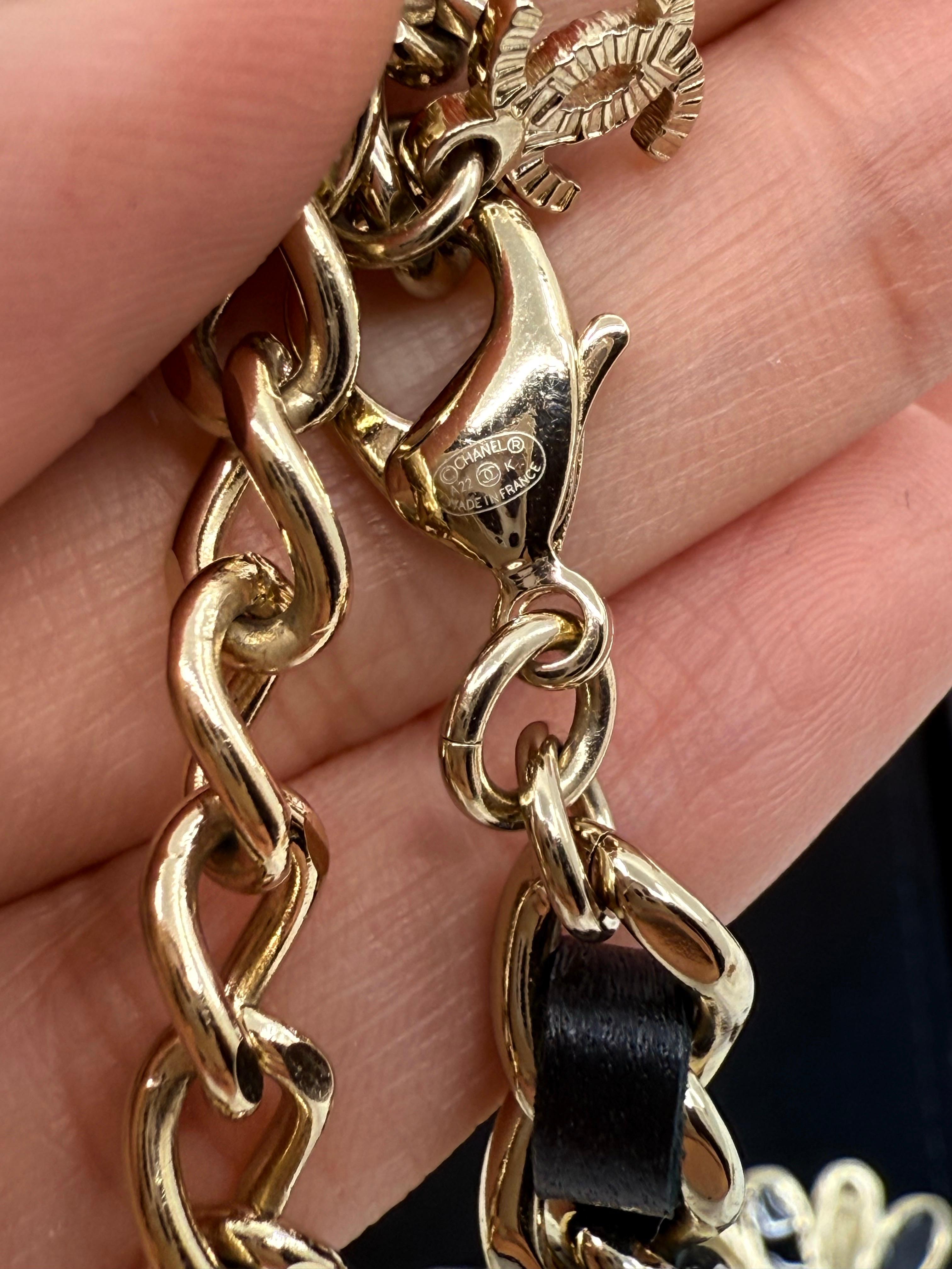 CHANEL Collana Chanel in pelle con cristalli neri e oro a forma di margherita in vendita 5