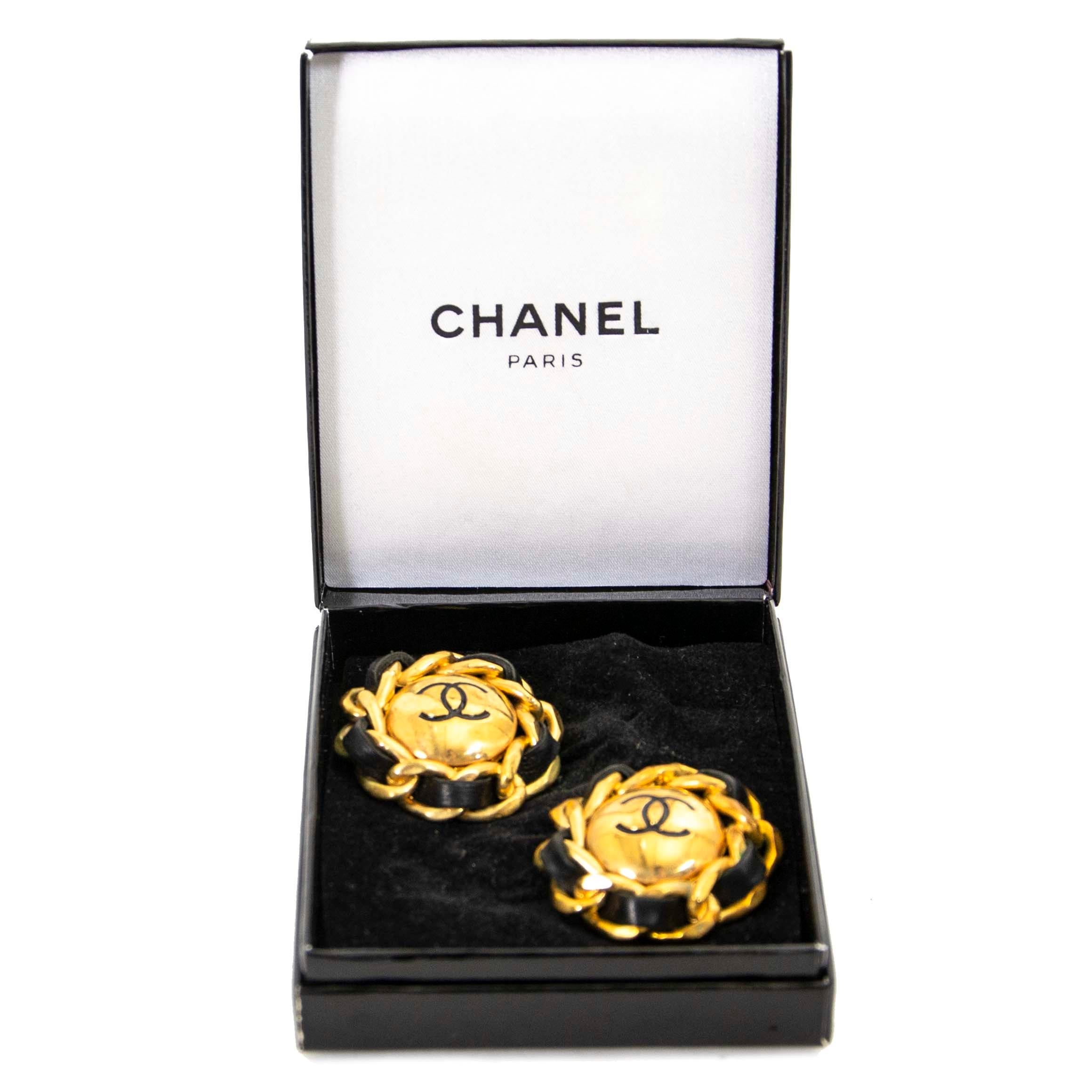 Chanel Gold And Black Logo Clip-On Earrings  In Good Condition In Antwerp, BE