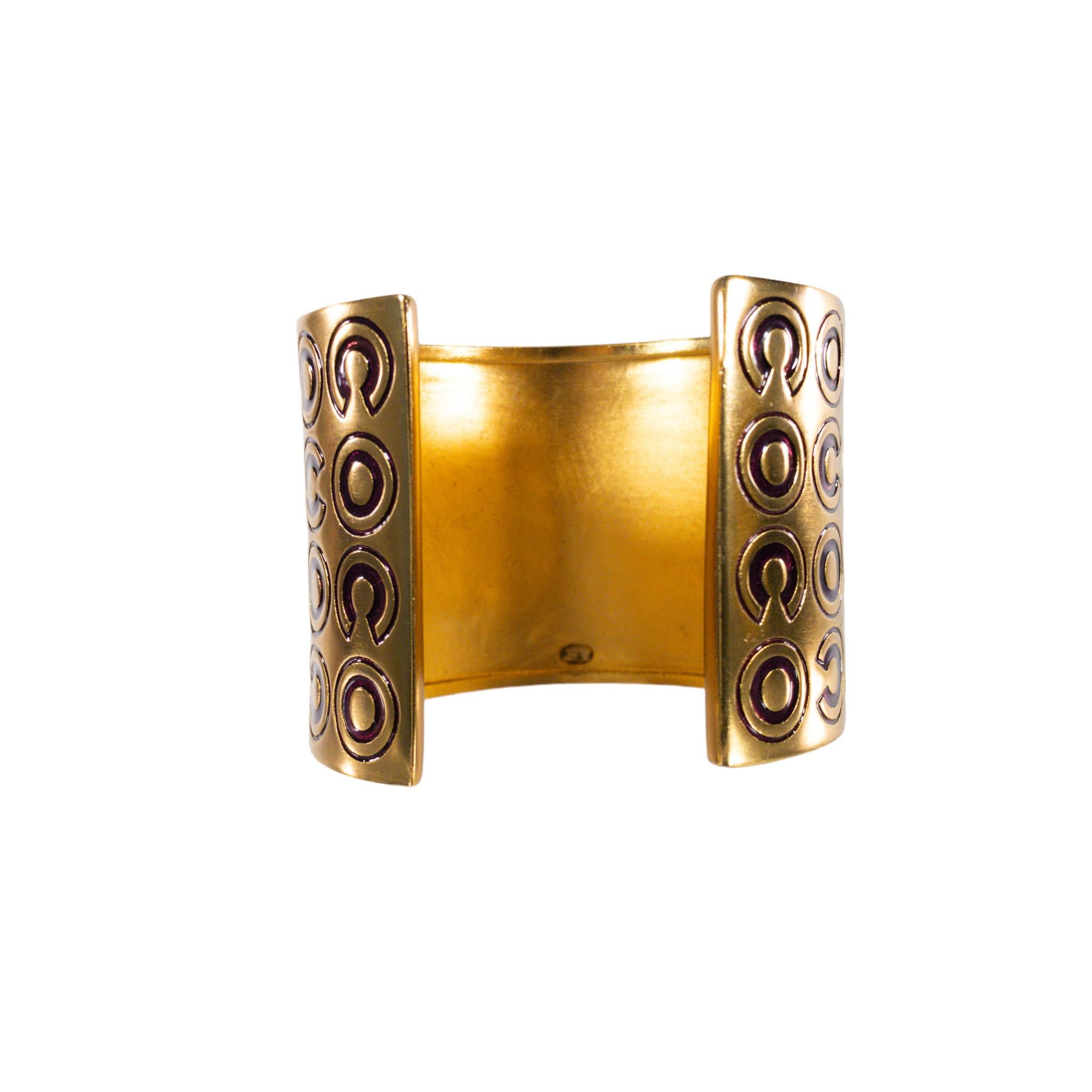 Chanel Gold / Burgundy Coco Cuff

This is an authentic Chanel gold wide cuff. Burgundy enamel Coco engraving through out.

Additional information:
Year: 2001
Size: M/L 7