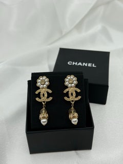CHANEL Pendientes Gota Flor CC Oro y Cristal Perla Crema