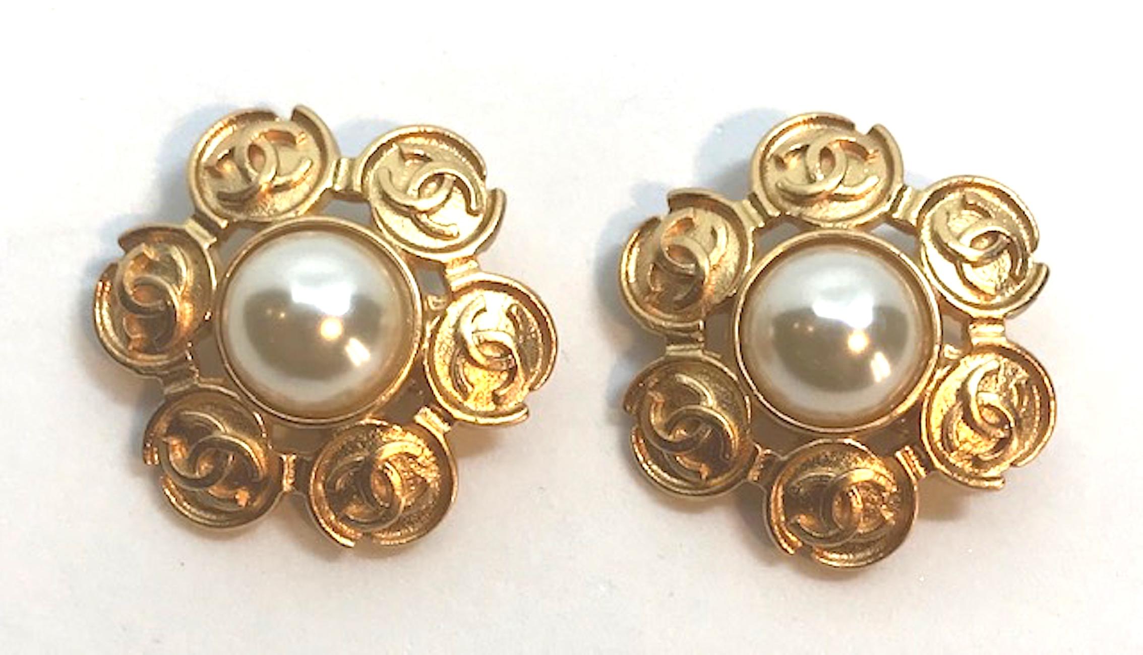 In excellent and like new condition is this lovely pair of gold tone and faux pearl Chanel earrings from the 1995 Spring collection. Each earring measures 1.13 inches wide and 1.19 inches high and has the Chanel oval signature plaque on the back