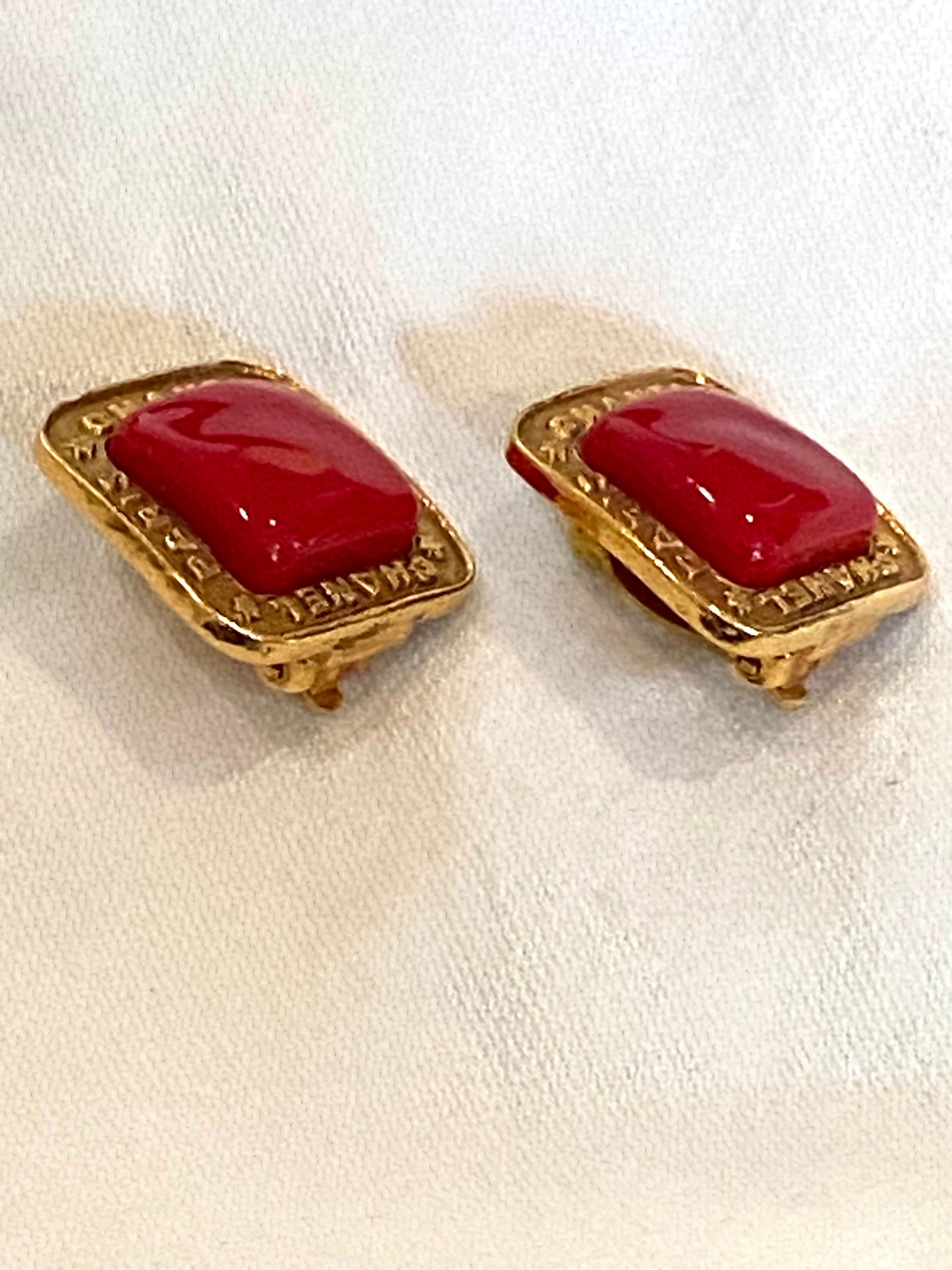 Boucles d'oreilles en verre Gripoix or et rouge de Chanel de la saison 28 en 1991 en vente 7
