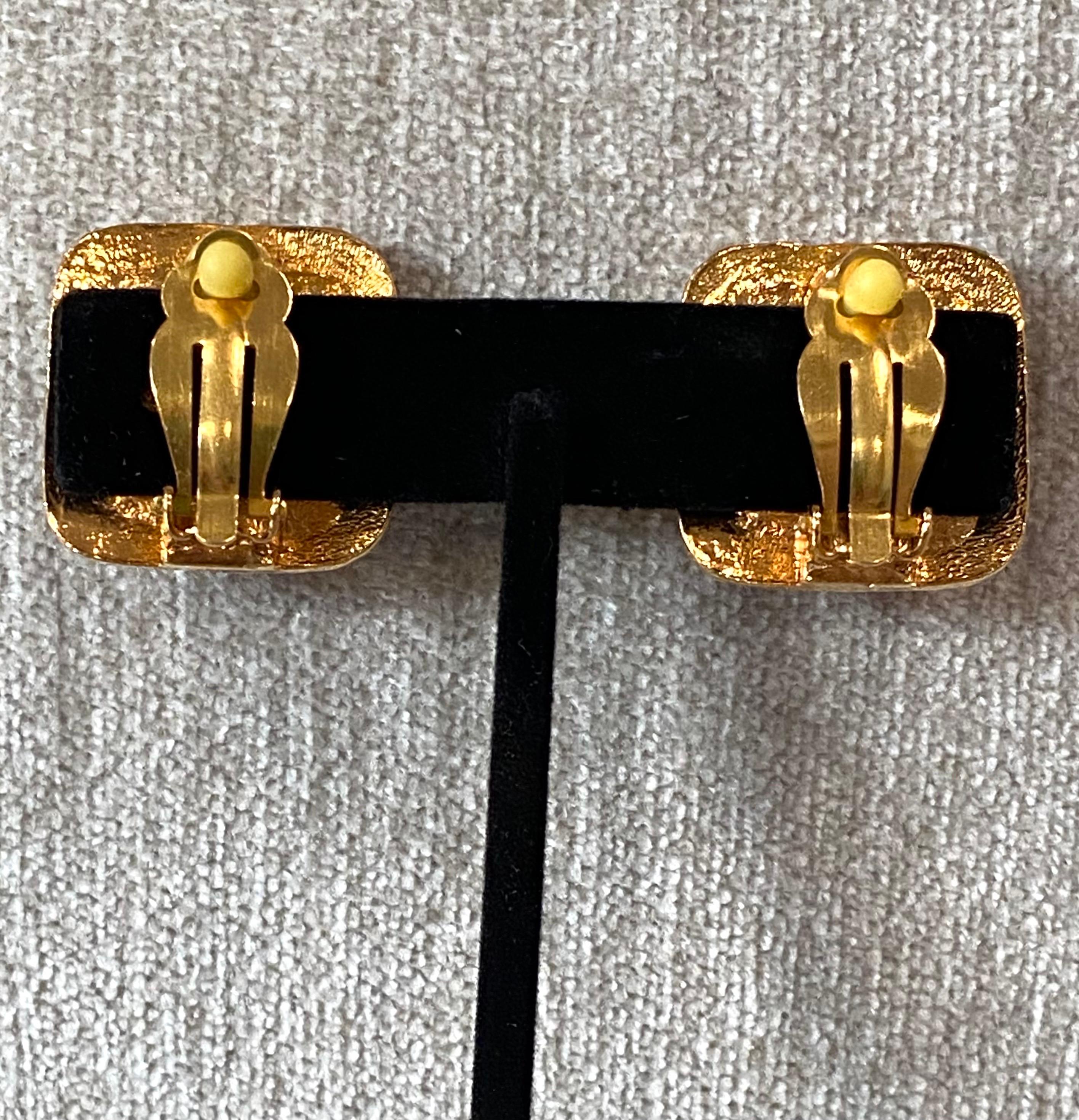 Boucles d'oreilles en verre Gripoix or et rouge de Chanel de la saison 28 en 1991 en vente 9