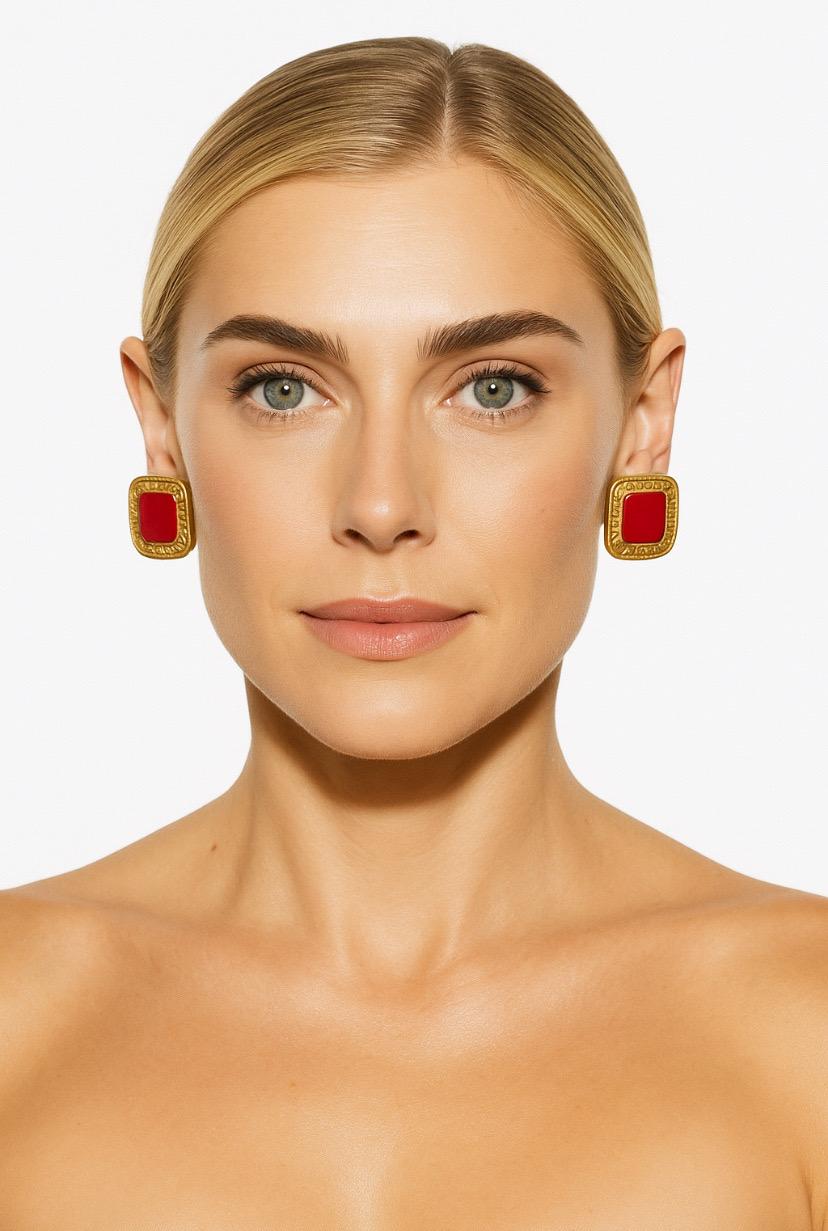 Nous vous présentons une joyeuse paire de boucles d'oreilles Chanel vintage à boutons carrés avec des cabochons en verre rouge cerise. Le rouge ajoute une parfaite petite touche de couleur à une tenue. Les boucles d'oreilles ont été produites par la