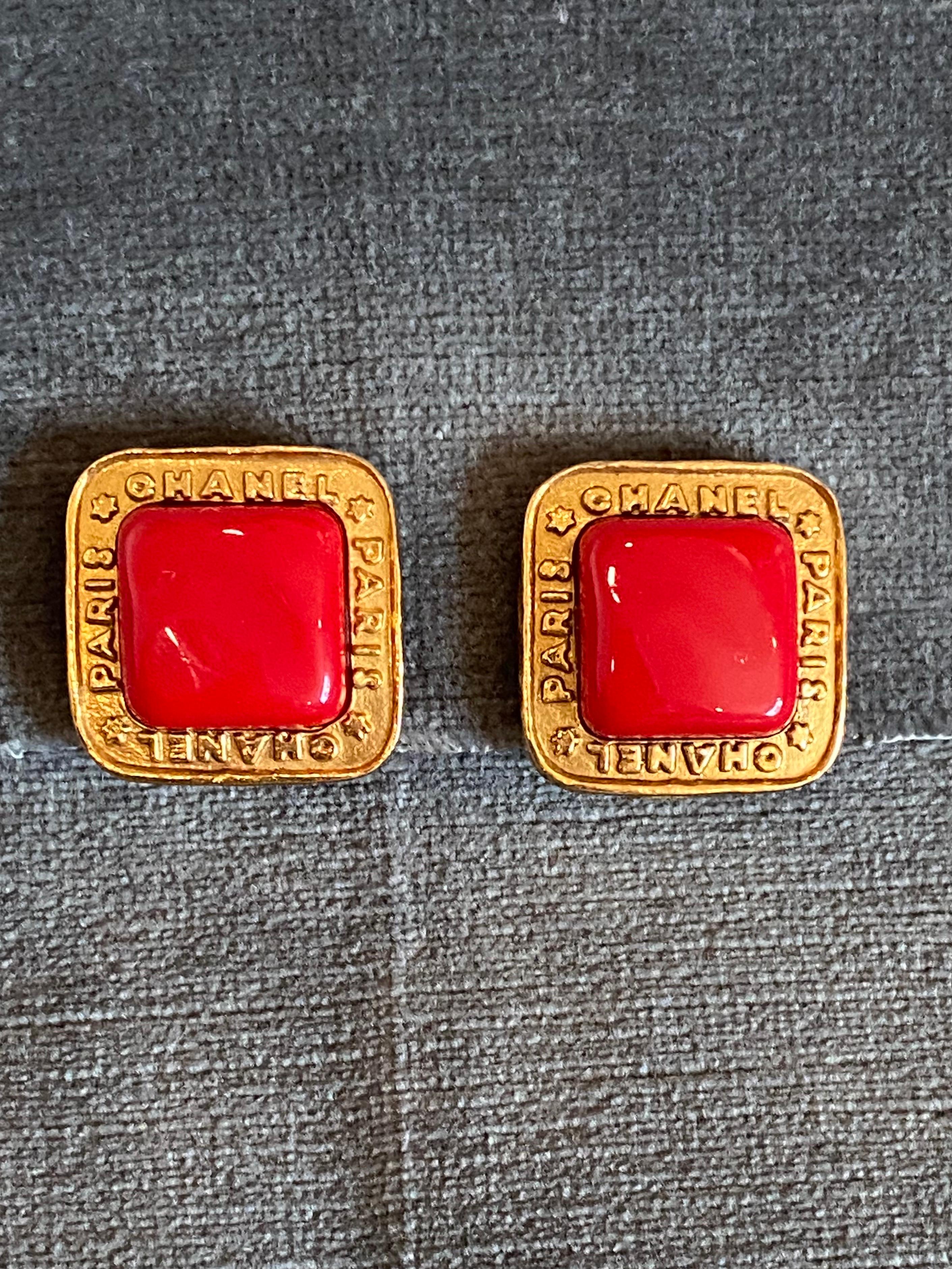Boucles d'oreilles en verre Gripoix or et rouge de Chanel de la saison 28 en 1991 Pour femmes en vente
