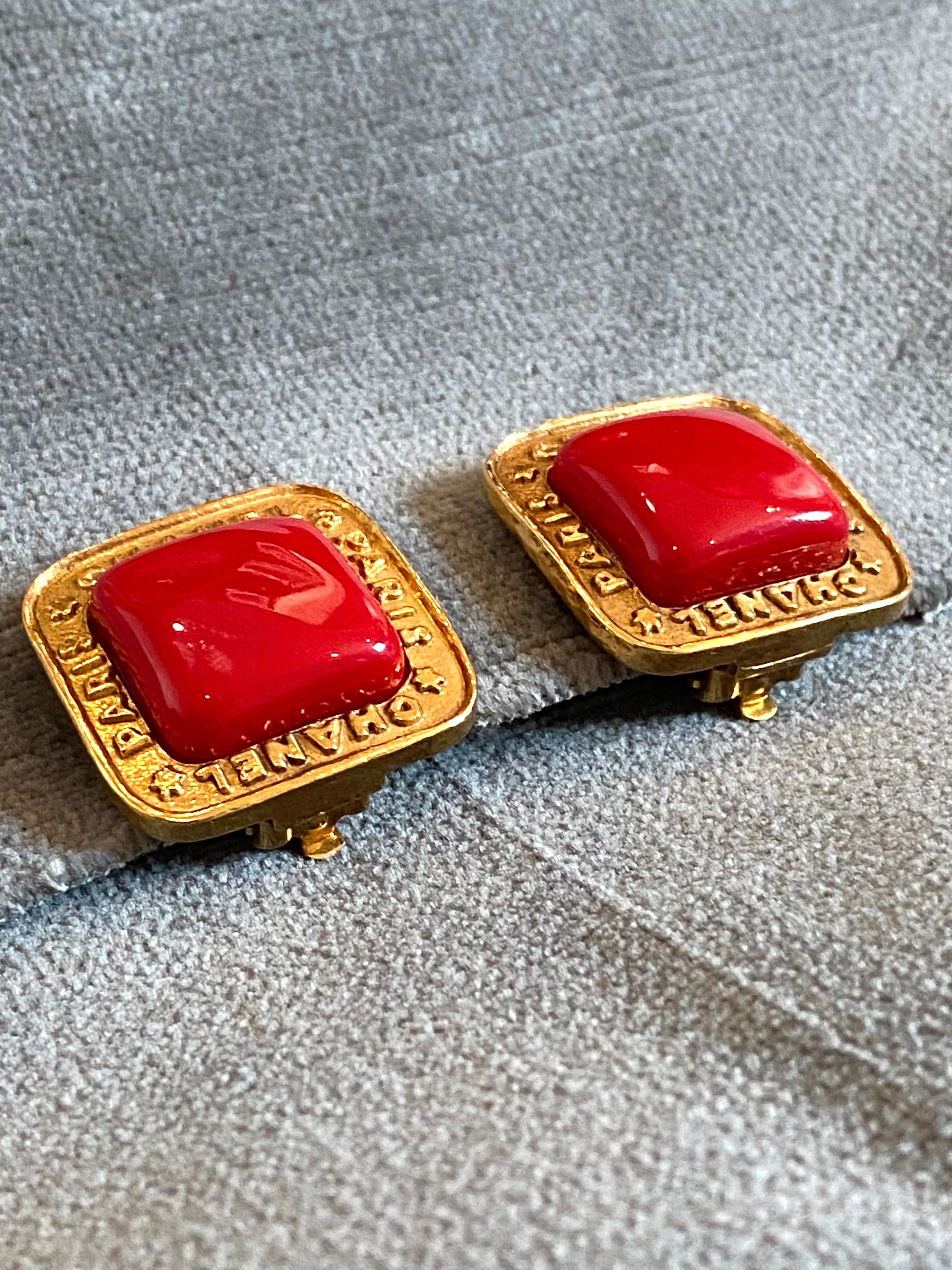 Boucles d'oreilles en verre Gripoix or et rouge de Chanel de la saison 28 en 1991 en vente 1
