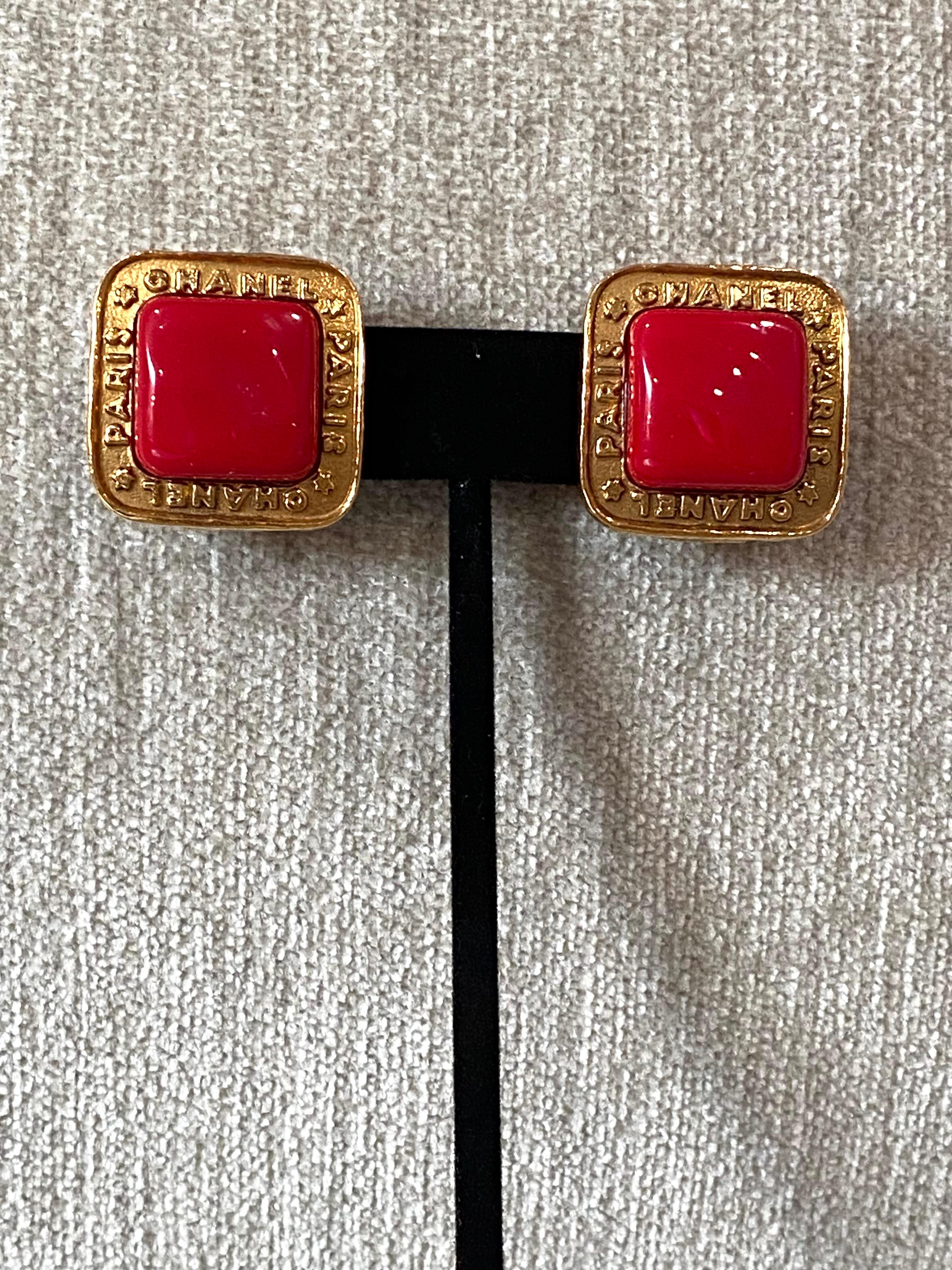 Boucles d'oreilles en verre Gripoix or et rouge de Chanel de la saison 28 en 1991 en vente 2