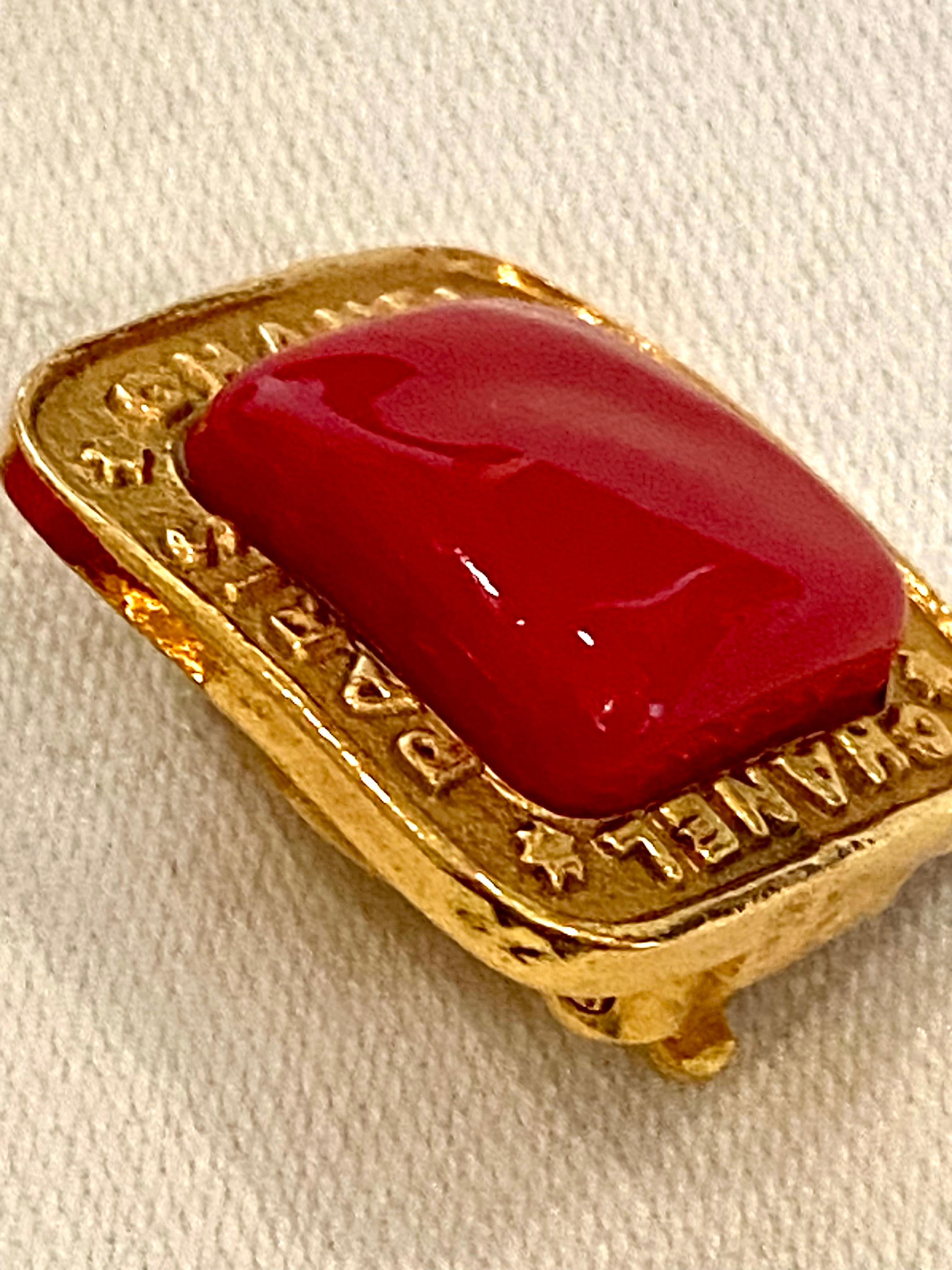 Boucles d'oreilles en verre Gripoix or et rouge de Chanel de la saison 28 en 1991 en vente 5