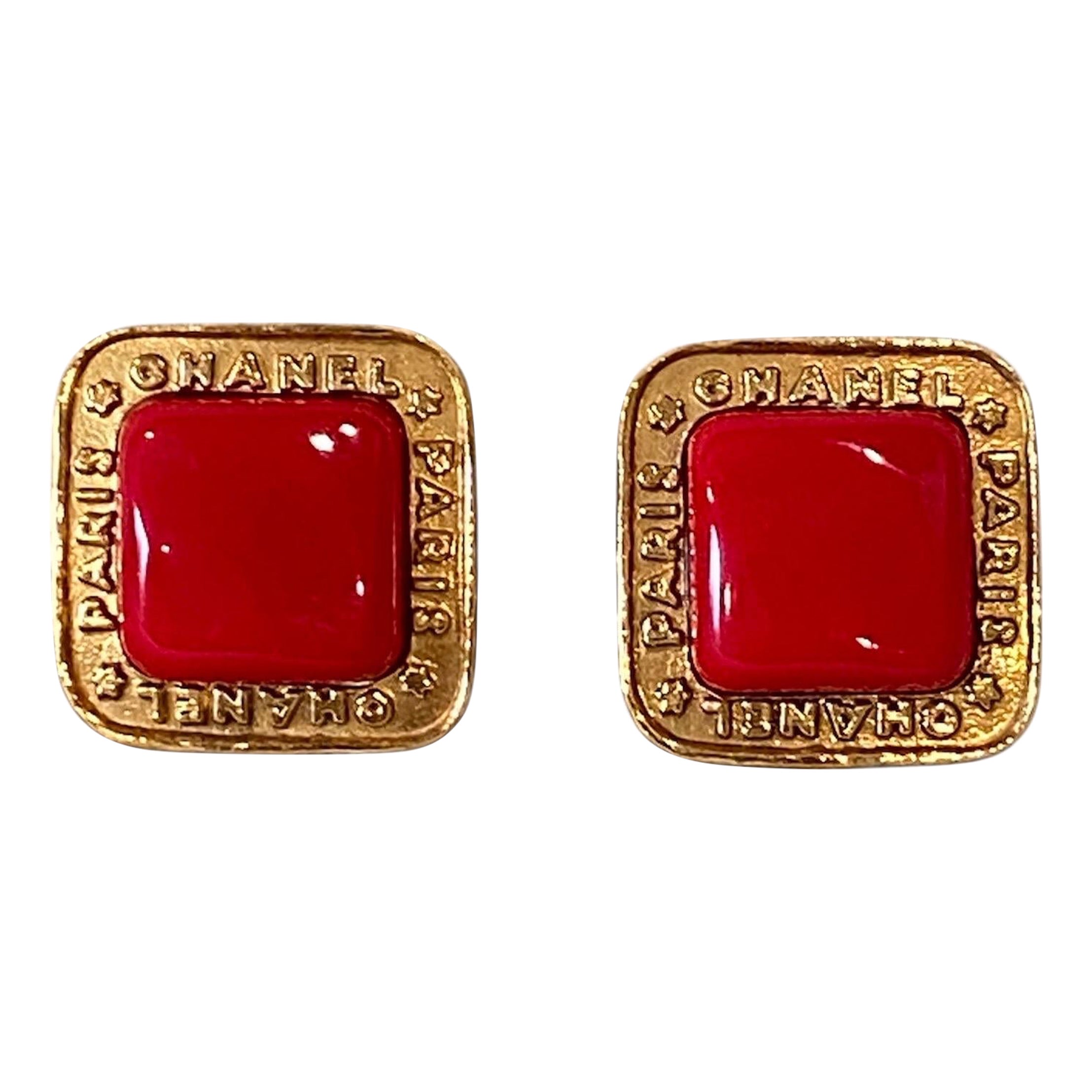 Orecchini in vetro Gripoix rosso e oro di Chanel della stagione 28 del 1991