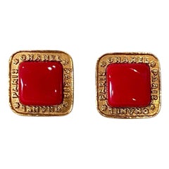 Orecchini in vetro Gripoix rosso e oro di Chanel della stagione 28 del 1991