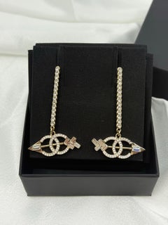 Chanel Pendientes Colgantes Flecha CC de Cristal Dorado y Plateado
