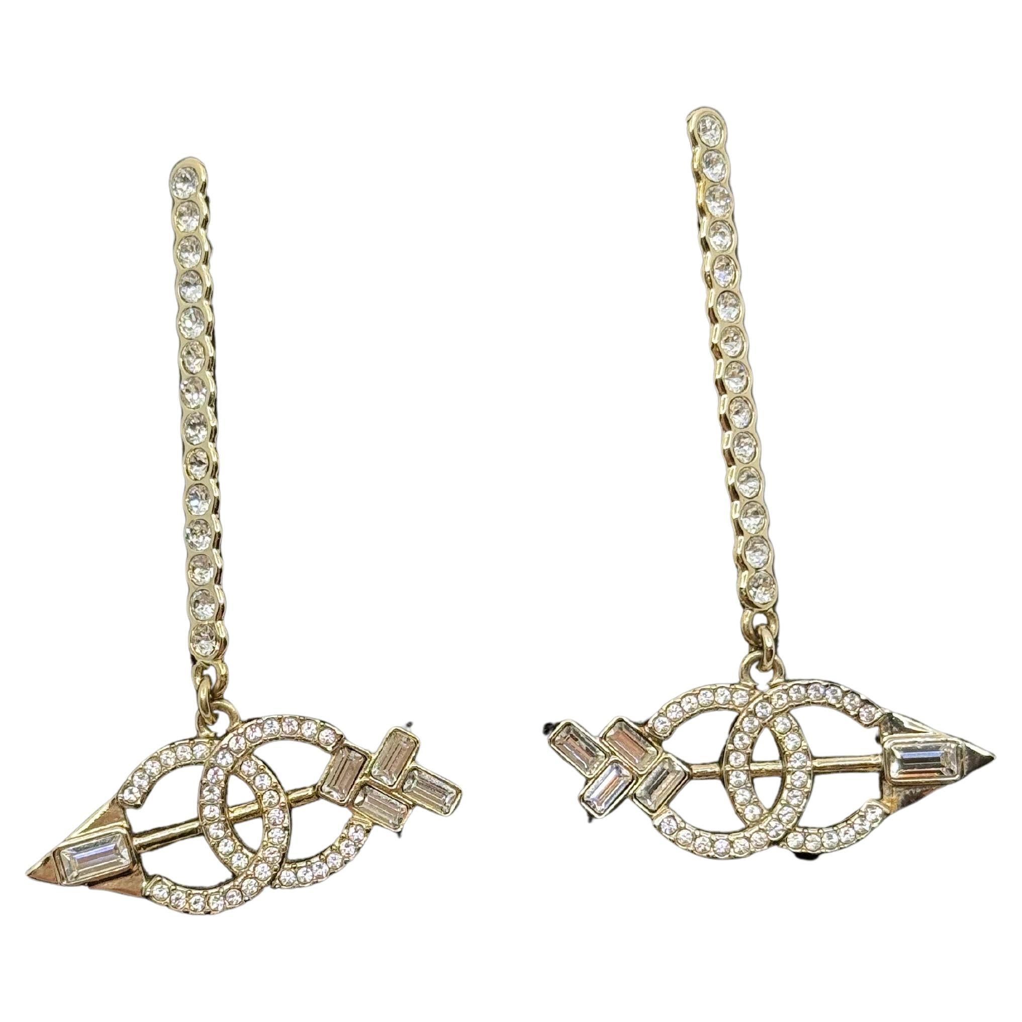 Orecchini Chanel in oro e argento con cristalli CC Arrow in vendita