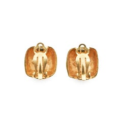 Pendientes de clip de Chanel con el logotipo CC en forma de cuadrado, de metal dorado y plateado