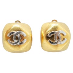 Pendientes de clip de Chanel con el logotipo CC en forma de cuadrado, de metal dorado y plateado